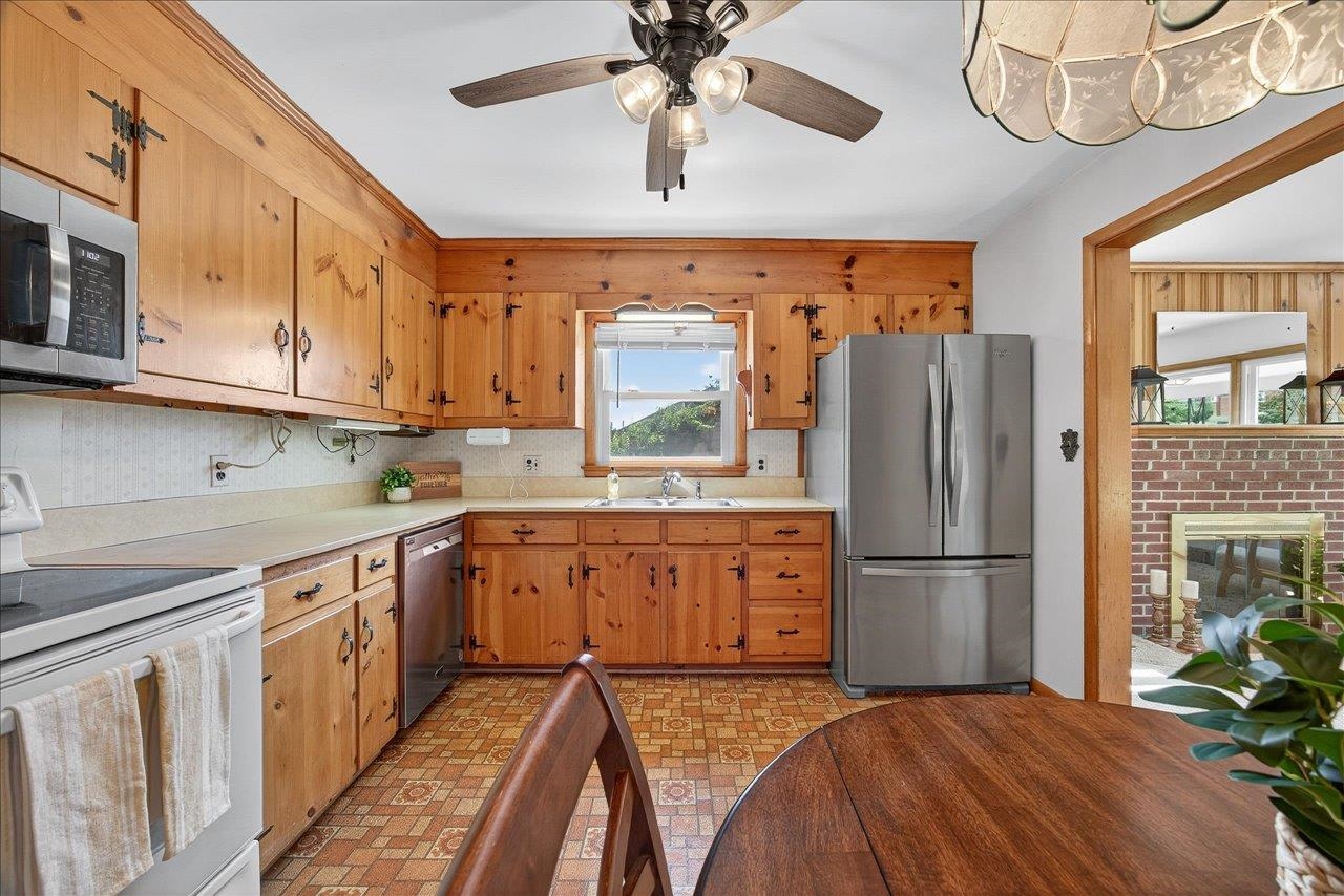 2421 MT VERNON ST, WAYNESBORO, Virginia 22980, 4 Bedrooms Bedrooms, ,2 BathroomsBathrooms,Residential,2421 MT VERNON ST,666675 MLS # 666675