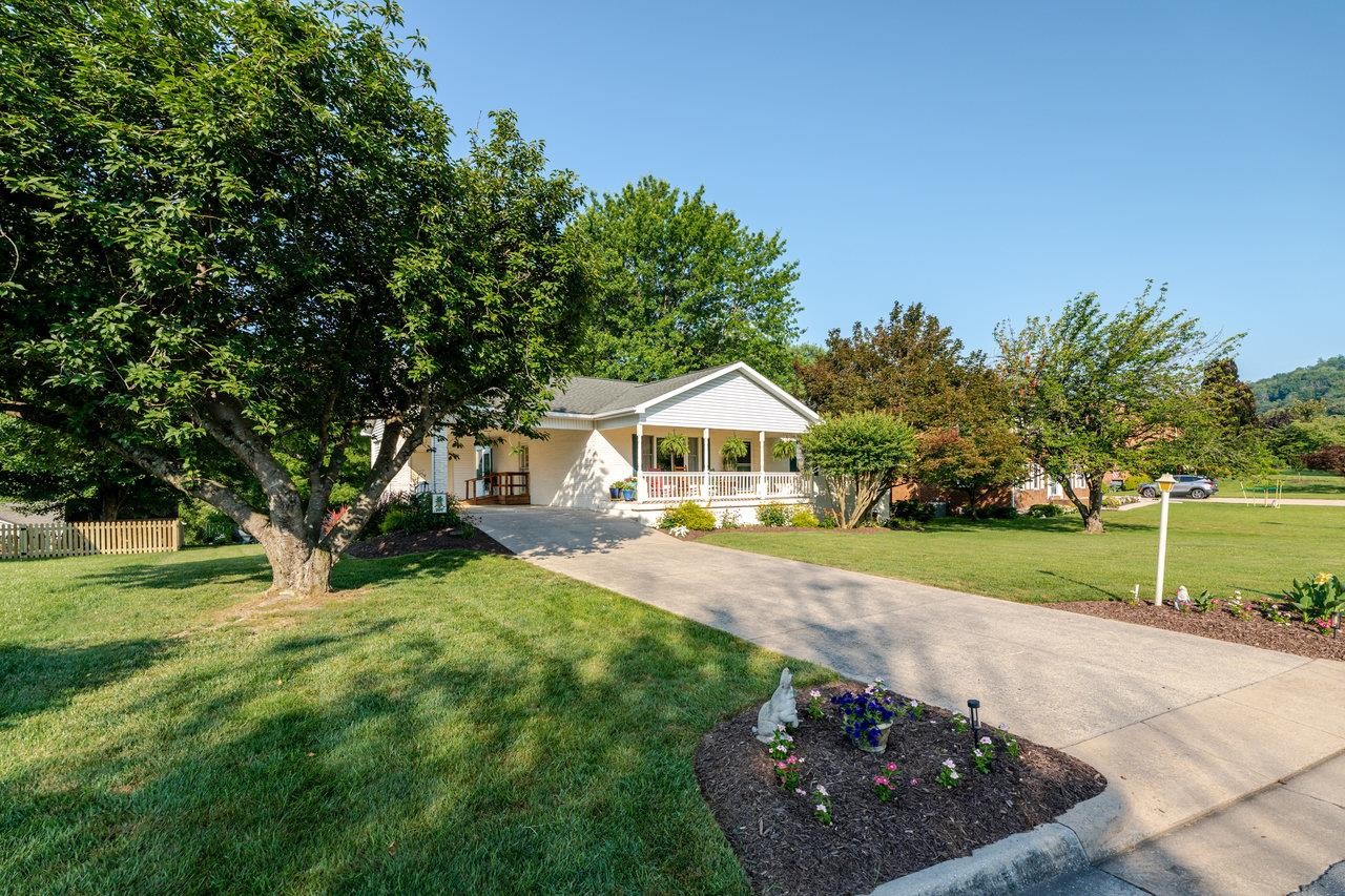 200 MILLER DR, BRIDGEWATER, Virginia 22812, 3 Bedrooms Bedrooms, ,2 BathroomsBathrooms,Residential,200 MILLER DR,666679 MLS # 666679