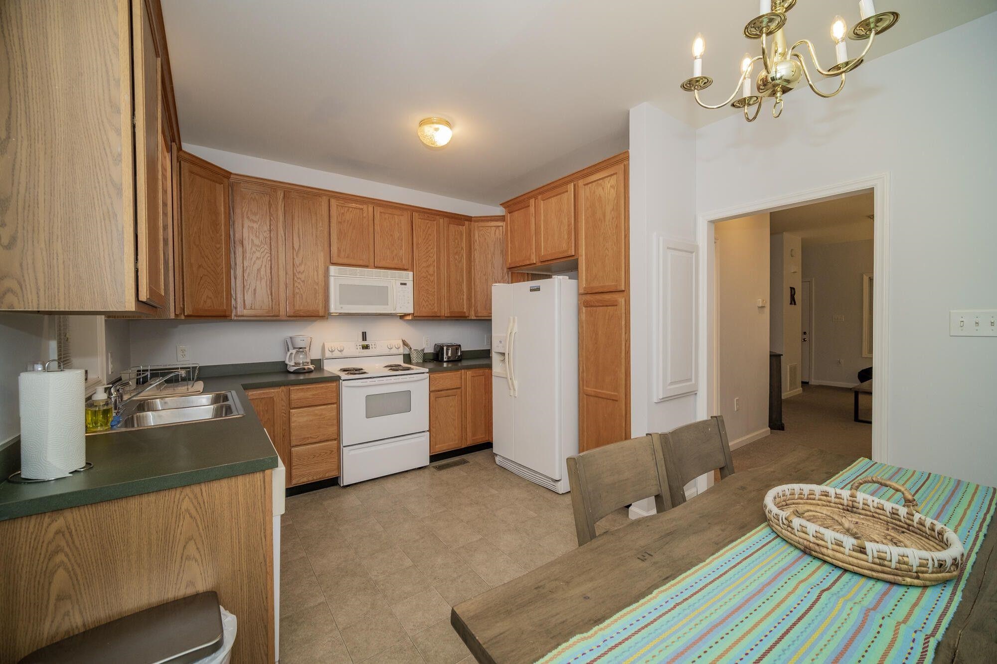 Eat-in Kitchen  Clean, light kitchen.