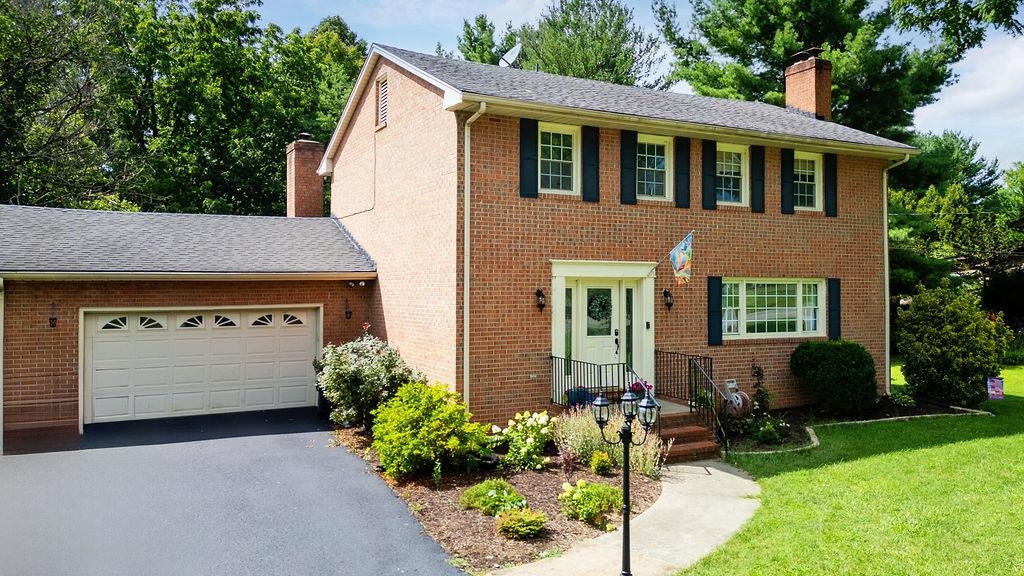 935 GLENWOOD BLVD, WAYNESBORO, Virginia 22980, 4 Bedrooms Bedrooms, ,2 BathroomsBathrooms,Residential,935 GLENWOOD BLVD,666690 MLS # 666690
