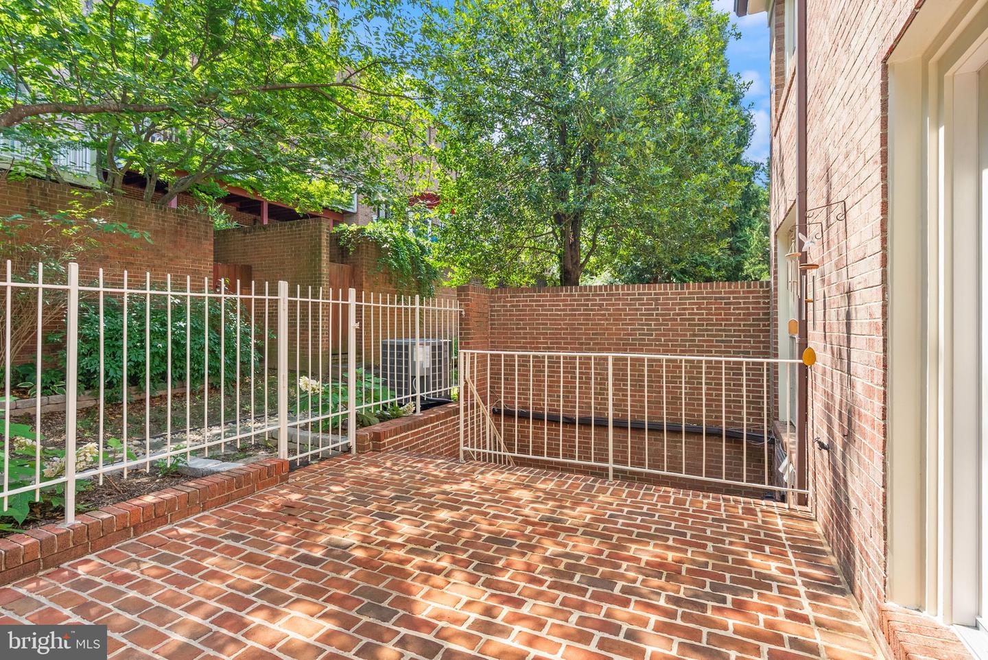 2345 S ROLFE ST S, ARLINGTON, Virginia 22202, 4 Bedrooms Bedrooms, ,3 BathroomsBathrooms,Residential,For sale,2345 S ROLFE ST S,VAAR2059904 MLS # VAAR2059904