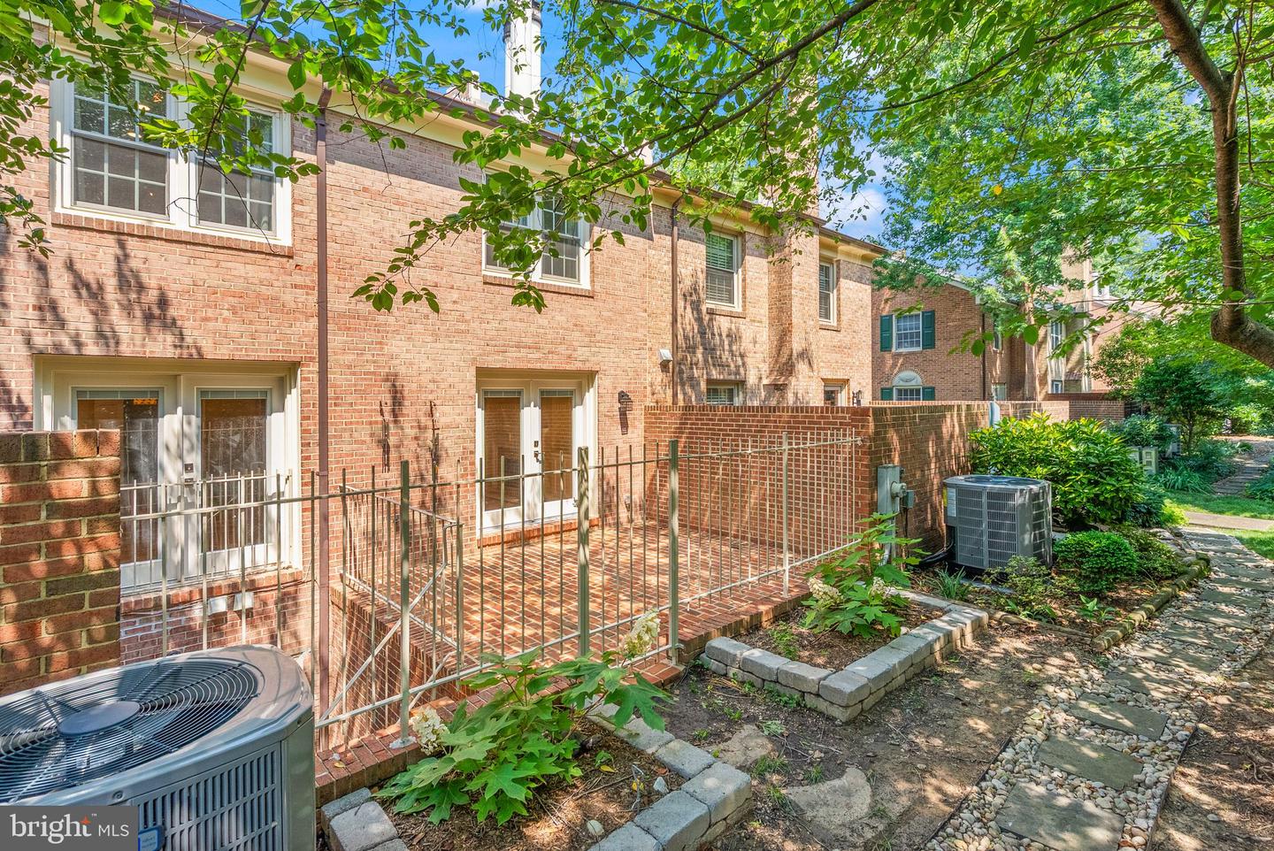 2345 S ROLFE ST S, ARLINGTON, Virginia 22202, 4 Bedrooms Bedrooms, ,3 BathroomsBathrooms,Residential,For sale,2345 S ROLFE ST S,VAAR2059904 MLS # VAAR2059904