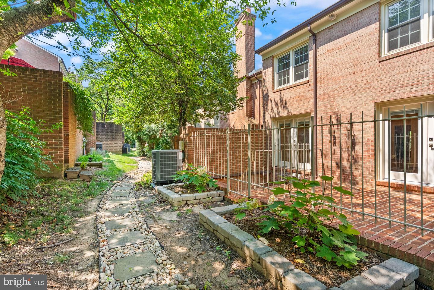 2345 S ROLFE ST S, ARLINGTON, Virginia 22202, 4 Bedrooms Bedrooms, ,3 BathroomsBathrooms,Residential,For sale,2345 S ROLFE ST S,VAAR2059904 MLS # VAAR2059904