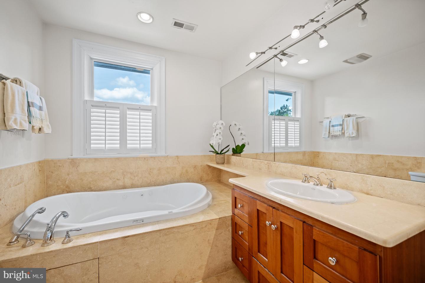 3031 NEWARK ST NW, WASHINGTON, District Of Columbia 20008, 5 Bedrooms Bedrooms, ,4 BathroomsBathrooms,Residential,For sale,3031 NEWARK ST NW,DCDC2208264 MLS # DCDC2208264