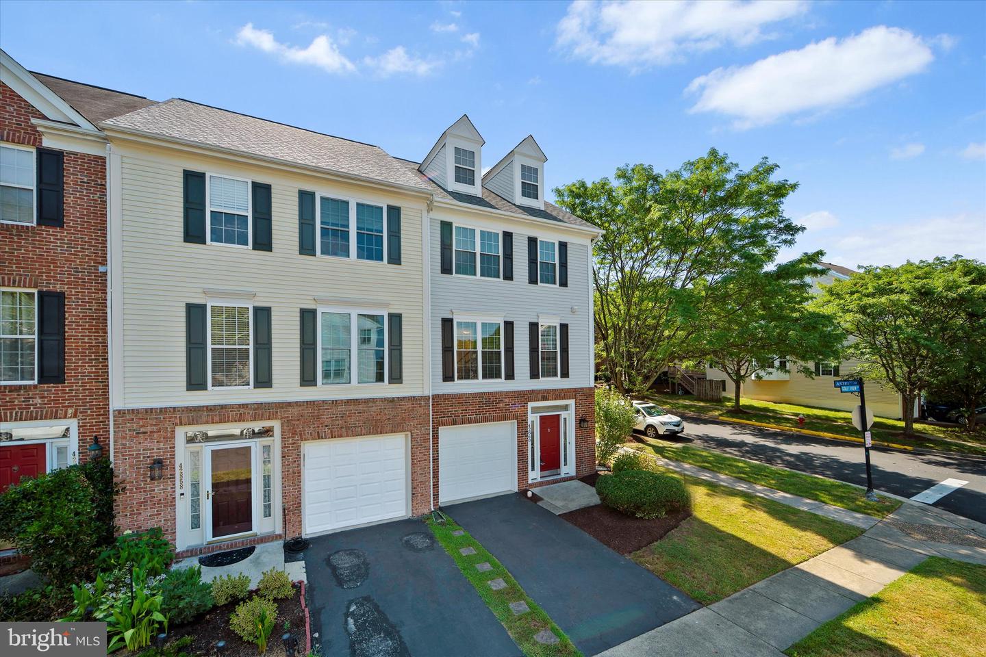 42860 GOLF VIEW DR, CHANTILLY, Virginia 20152, 3 Bedrooms Bedrooms, ,3 BathroomsBathrooms,Residential,For sale,42860 GOLF VIEW DR,VALO2100812 MLS # VALO2100812