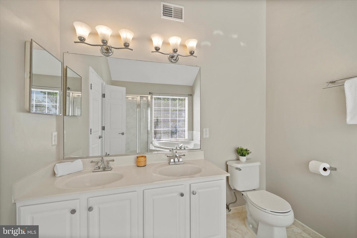 42860 GOLF VIEW DR, CHANTILLY, Virginia 20152, 3 Bedrooms Bedrooms, ,3 BathroomsBathrooms,Residential,For sale,42860 GOLF VIEW DR,VALO2100812 MLS # VALO2100812