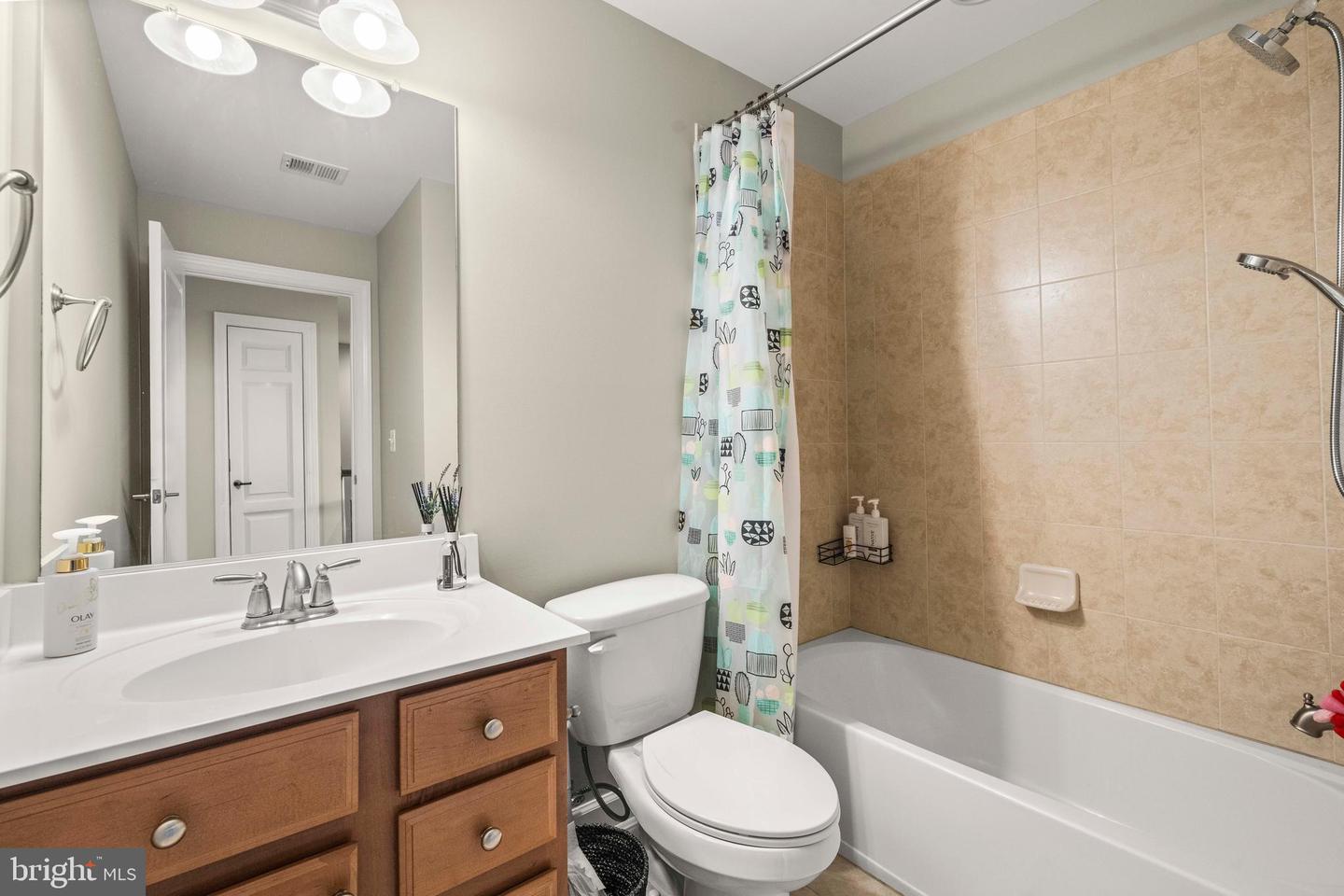 21016 COURTLAND VILLAGE DR, LEESBURG, Virginia 20175, 3 Bedrooms Bedrooms, ,2 BathroomsBathrooms,Residential,For sale,21016 COURTLAND VILLAGE DR,VALO2101112 MLS # VALO2101112