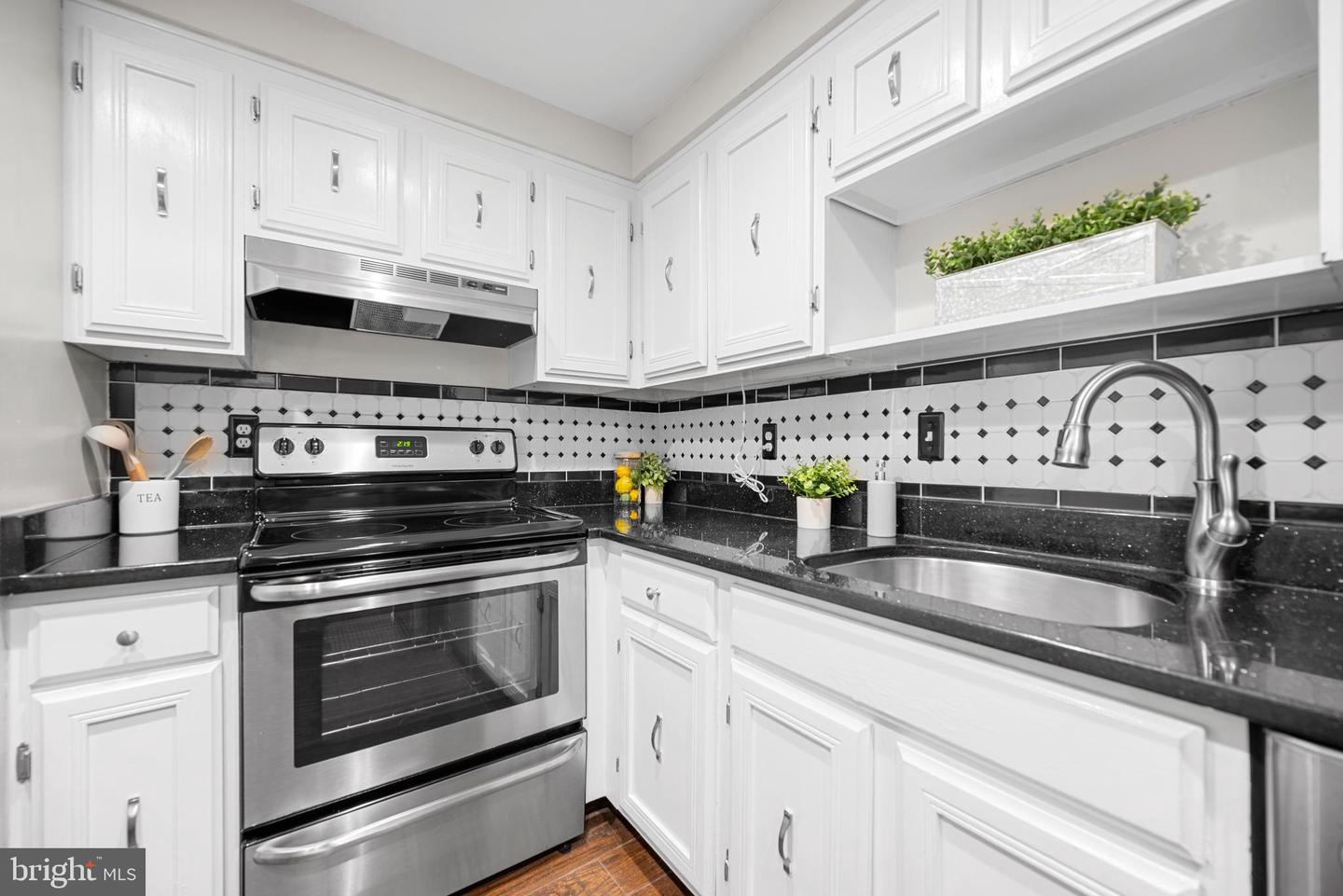 7640 PROVINCIAL DR #203, MCLEAN, Virginia 22102, 2 Bedrooms Bedrooms, ,2 BathroomsBathrooms,Residential,For sale,7640 PROVINCIAL DR #203,VAFX2253590 MLS # VAFX2253590