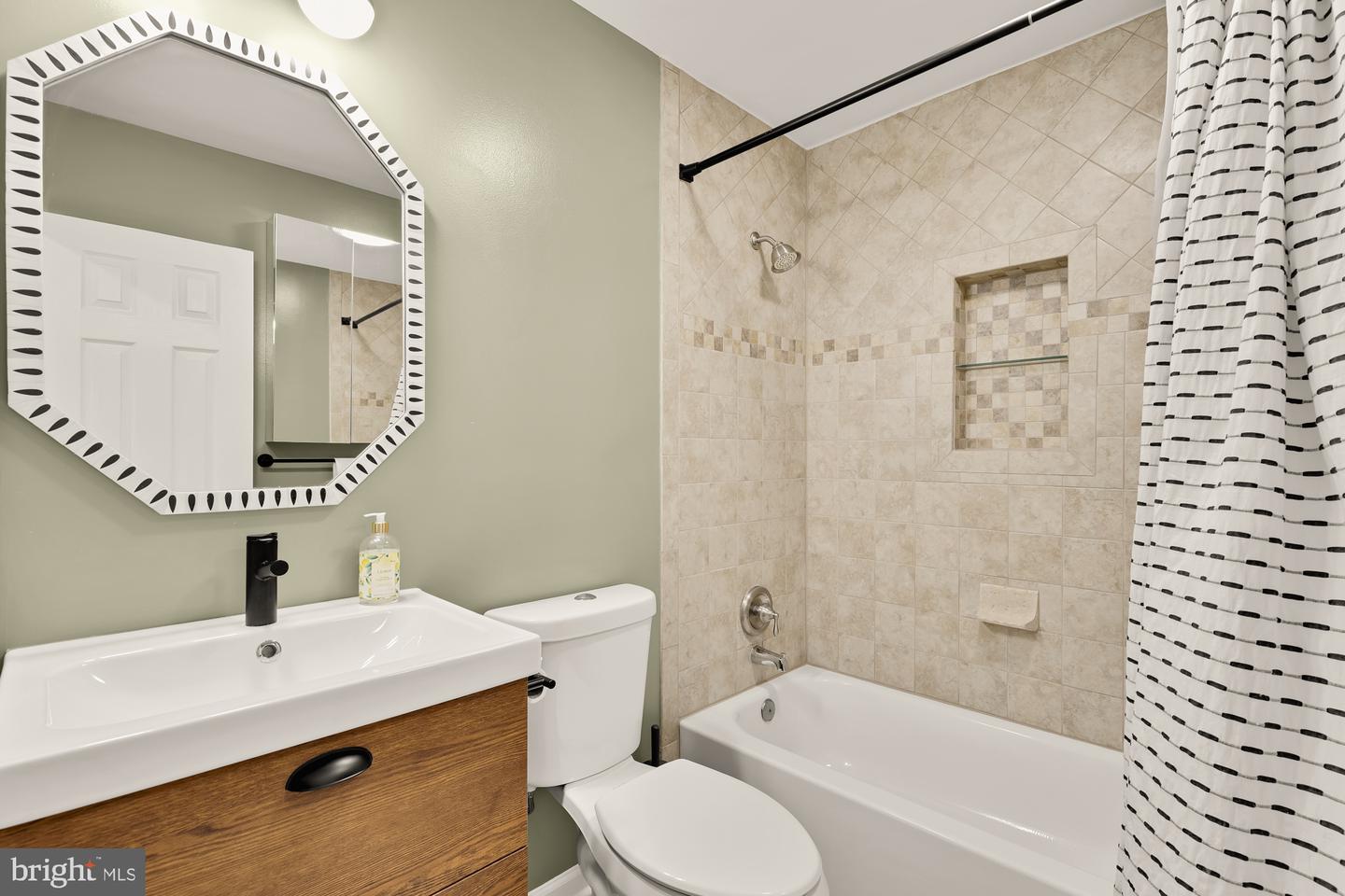 2546 S WALTER REED DR #B, ARLINGTON, Virginia 22206, 3 Bedrooms Bedrooms, ,3 BathroomsBathrooms,Residential,For sale,2546 S WALTER REED DR #B,VAAR2060294 MLS # VAAR2060294