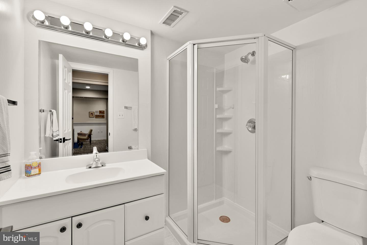 2546 S WALTER REED DR #B, ARLINGTON, Virginia 22206, 3 Bedrooms Bedrooms, ,3 BathroomsBathrooms,Residential,For sale,2546 S WALTER REED DR #B,VAAR2060294 MLS # VAAR2060294