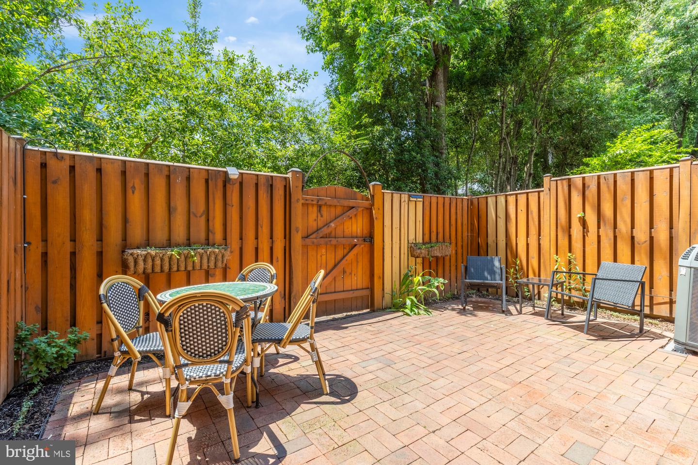 2546 S WALTER REED DR #B, ARLINGTON, Virginia 22206, 3 Bedrooms Bedrooms, ,3 BathroomsBathrooms,Residential,For sale,2546 S WALTER REED DR #B,VAAR2060294 MLS # VAAR2060294