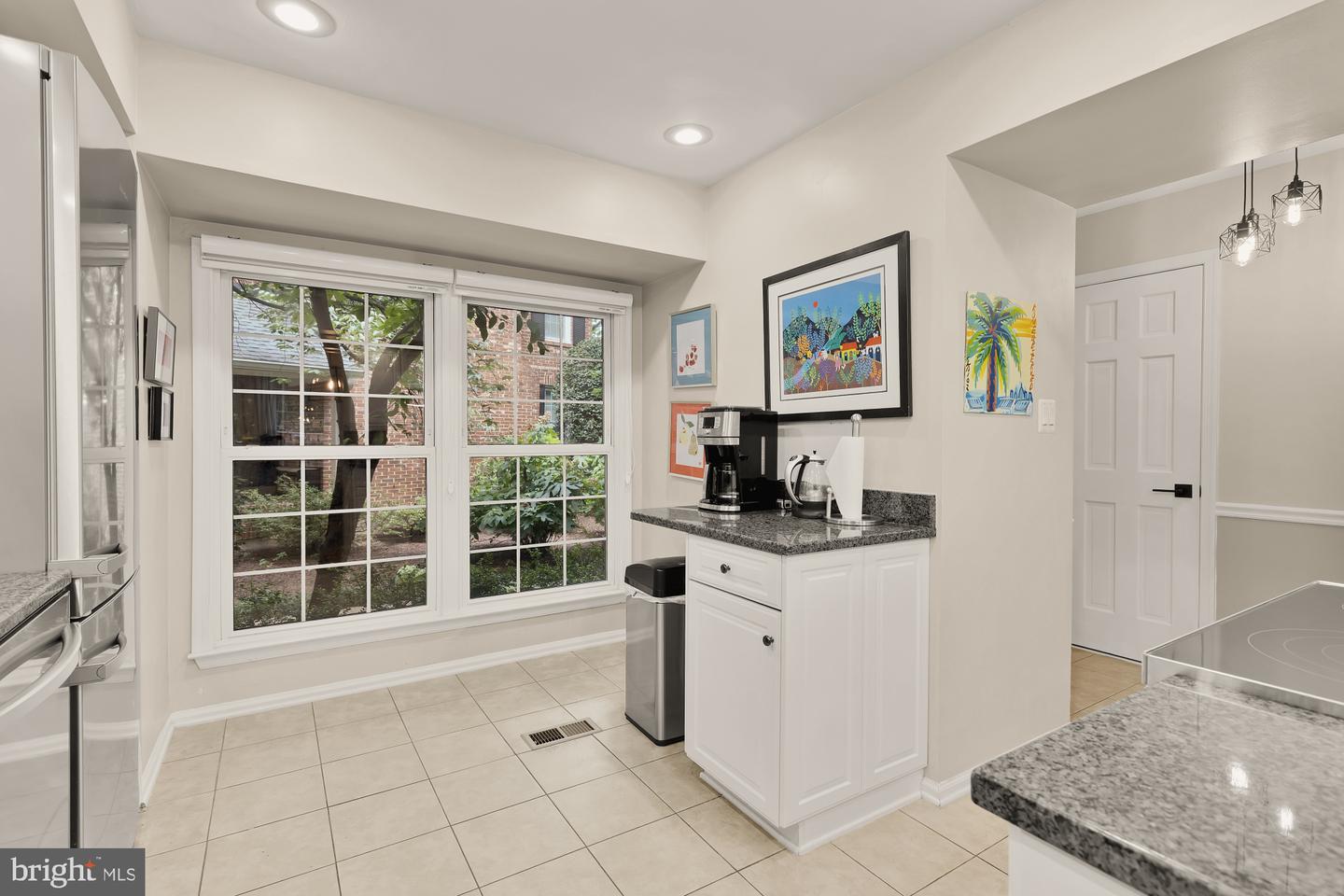 2546 S WALTER REED DR #B, ARLINGTON, Virginia 22206, 3 Bedrooms Bedrooms, ,3 BathroomsBathrooms,Residential,For sale,2546 S WALTER REED DR #B,VAAR2060294 MLS # VAAR2060294