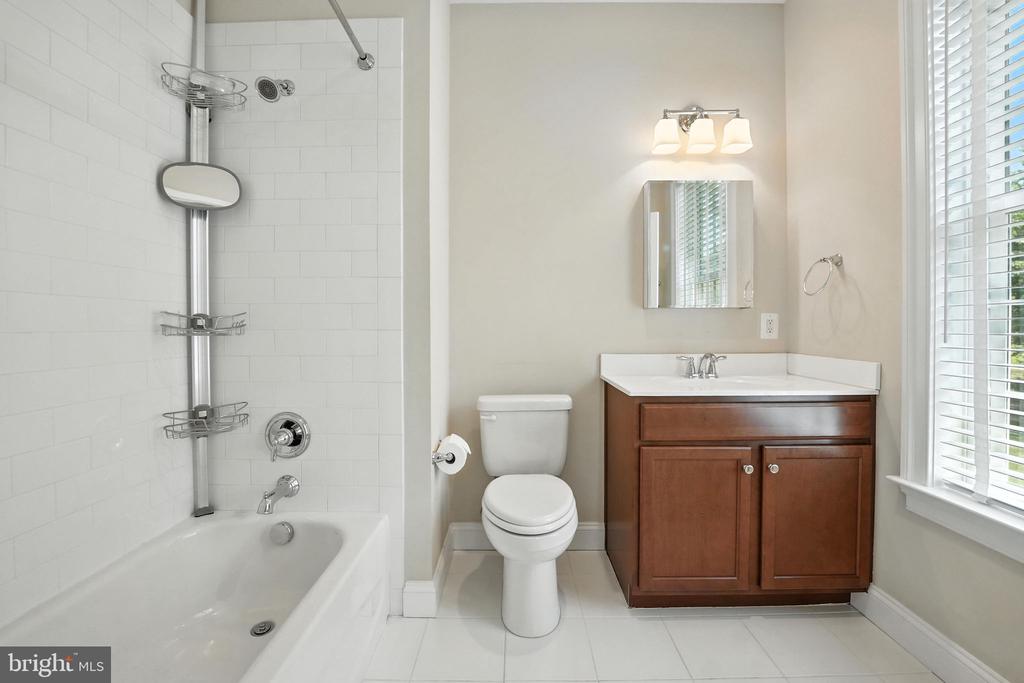 10512 CHATHAM RIDGE WAY, SPOTSYLVANIA, Virginia 22551, 5 Bedrooms Bedrooms, ,4 BathroomsBathrooms,Residential,10512 CHATHAM RIDGE WAY,VASP2034294 MLS # VASP2034294