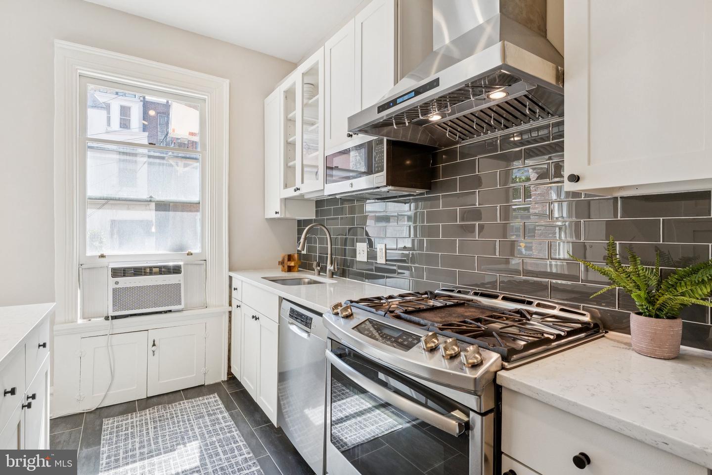 2039 NEW HAMPSHIRE AVE NW #104, WASHINGTON, District Of Columbia 20009, 1 Bedroom Bedrooms, 5 Rooms Rooms,1 BathroomBathrooms,Residential,For sale,2039 NEW HAMPSHIRE AVE NW #104,DCDC2197858 MLS # DCDC2197858