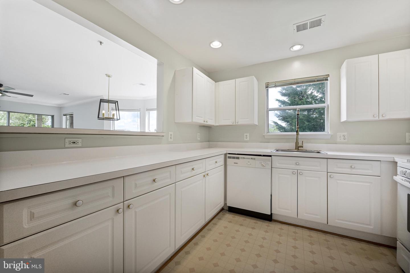 44086 NATALIE TER #202, ASHBURN, Virginia 20147, 2 Bedrooms Bedrooms, ,2 BathroomsBathrooms,Residential,For sale,44086 NATALIE TER #202,VALO2095610 MLS # VALO2095610