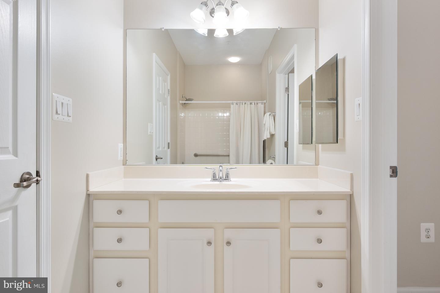 7055 HERITAGE HUNT DR #207, GAINESVILLE, Virginia 20155, 2 Bedrooms Bedrooms, ,2 BathroomsBathrooms,Residential,For sale,7055 HERITAGE HUNT DR #207,VAPW2094288 MLS # VAPW2094288