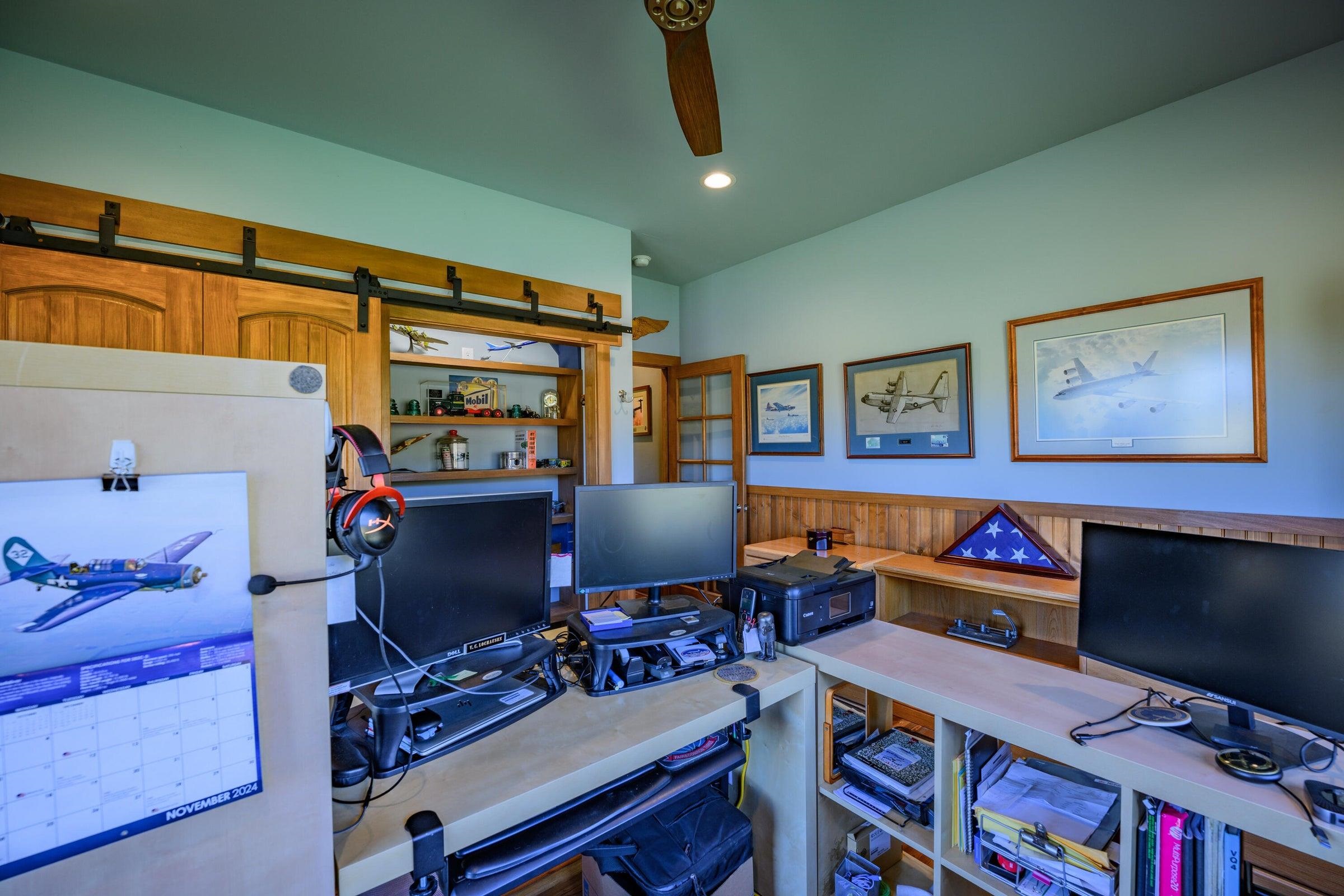 Bedroom/office.
