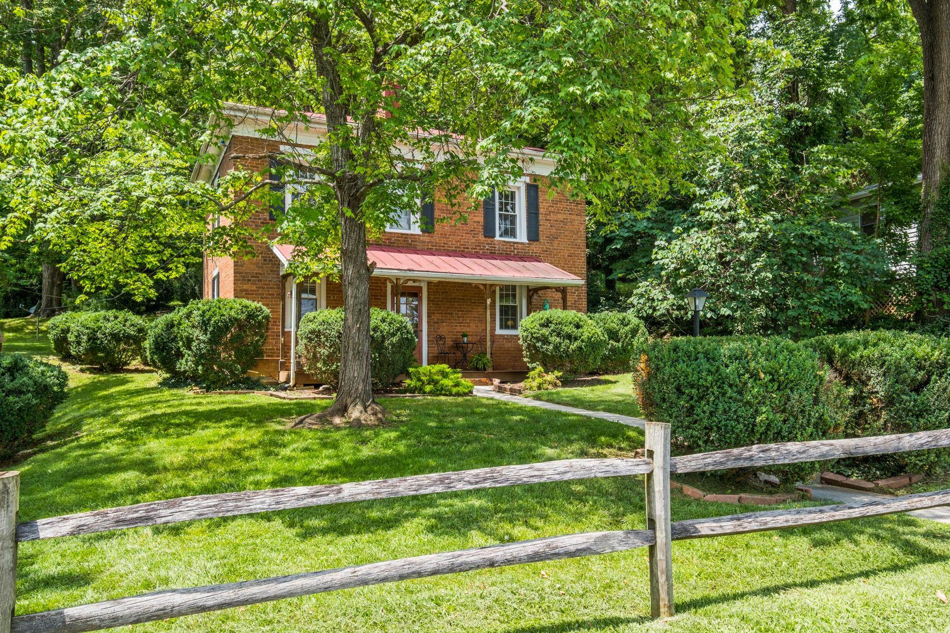 20 BAGBY ST, STAUNTON, Virginia 24401, 2 Bedrooms Bedrooms, ,1 BathroomBathrooms,Residential,20 BAGBY ST,666713 MLS # 666713