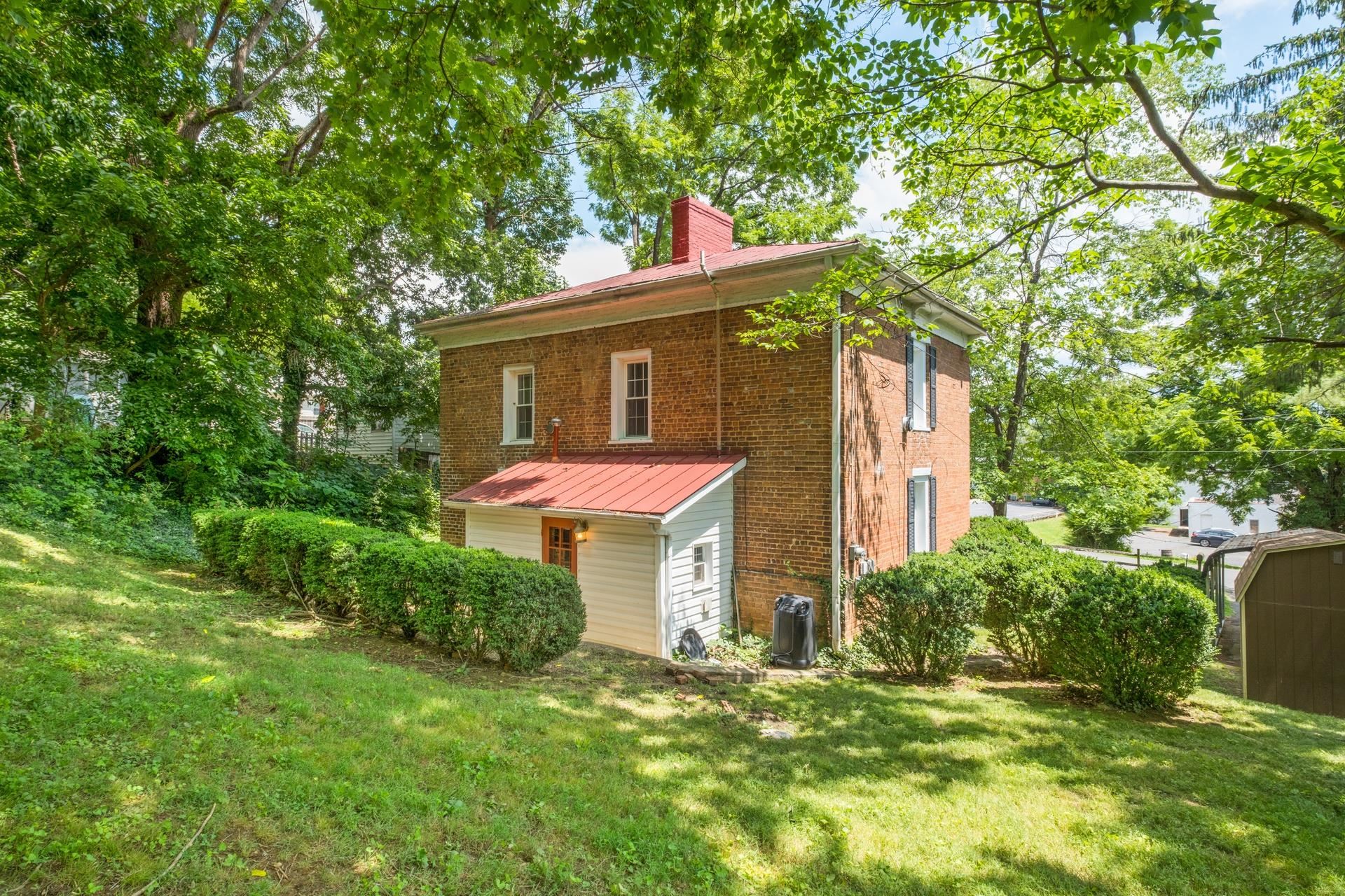 20 BAGBY ST, STAUNTON, Virginia 24401, 2 Bedrooms Bedrooms, ,1 BathroomBathrooms,Residential,20 BAGBY ST,666713 MLS # 666713