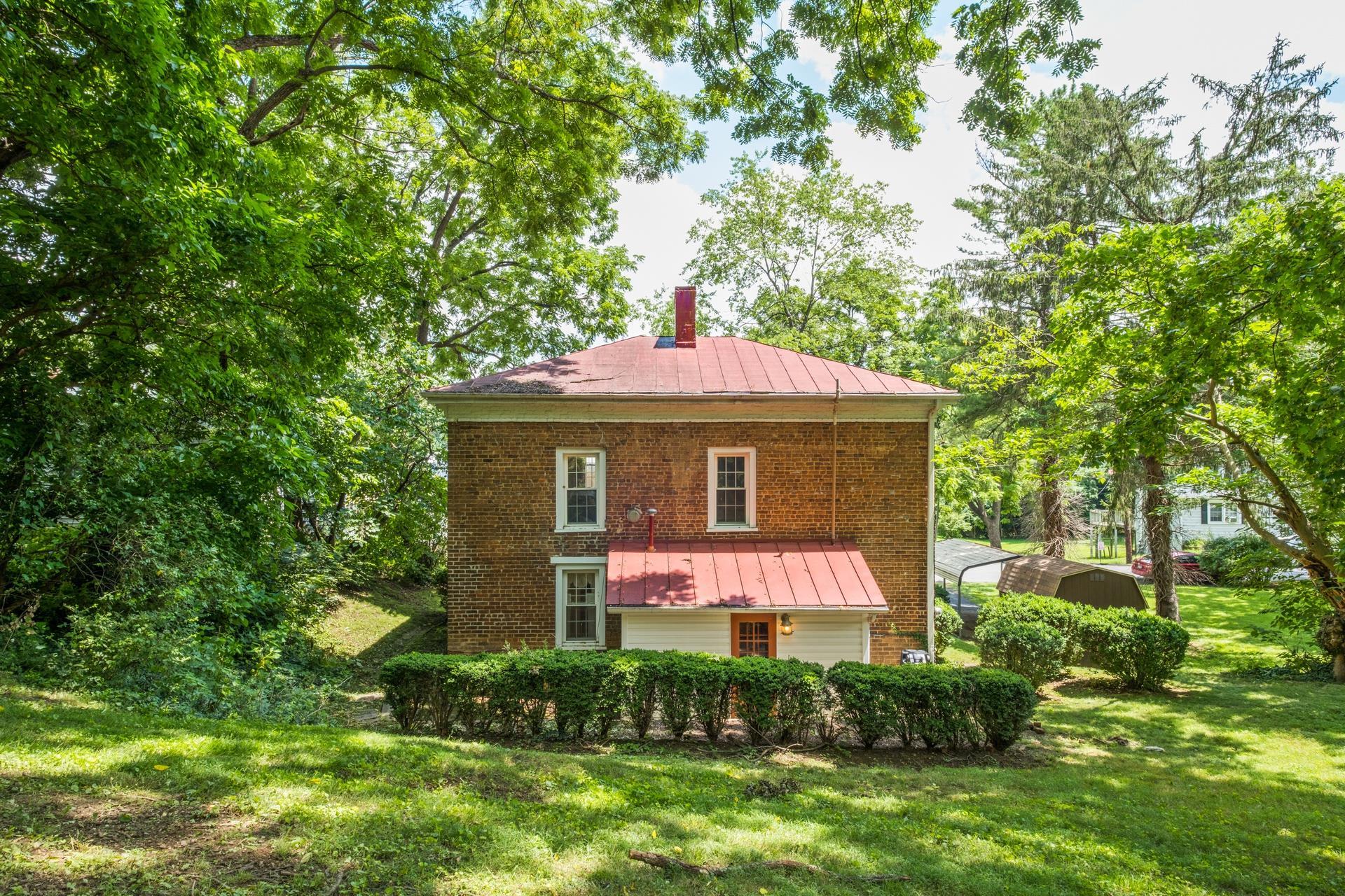 20 BAGBY ST, STAUNTON, Virginia 24401, 2 Bedrooms Bedrooms, ,1 BathroomBathrooms,Residential,20 BAGBY ST,666713 MLS # 666713