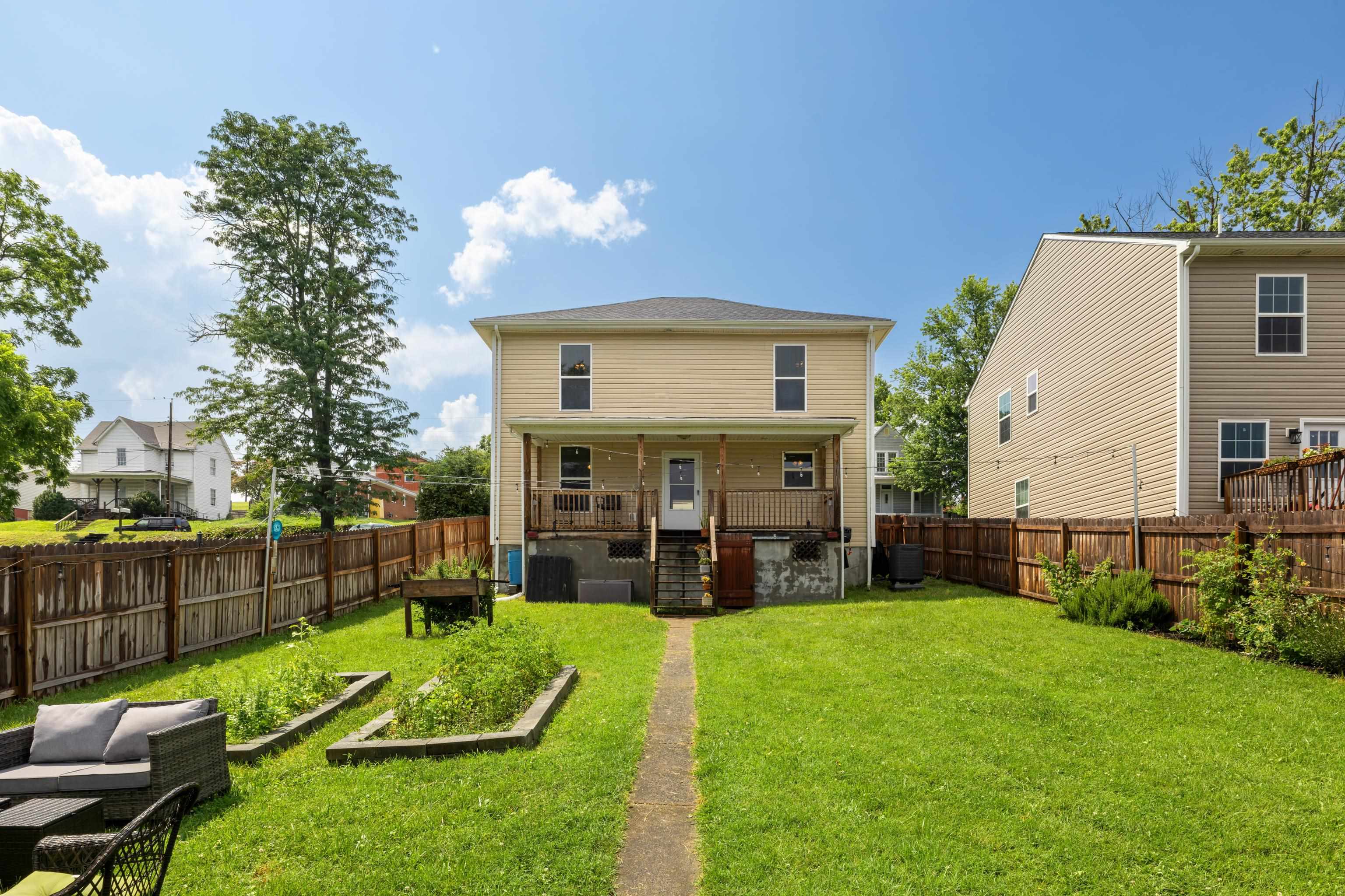 832 GRAYSON AVE, WAYNESBORO, Virginia 22980, 4 Bedrooms Bedrooms, ,2 BathroomsBathrooms,Residential,832 GRAYSON AVE,666723 MLS # 666723