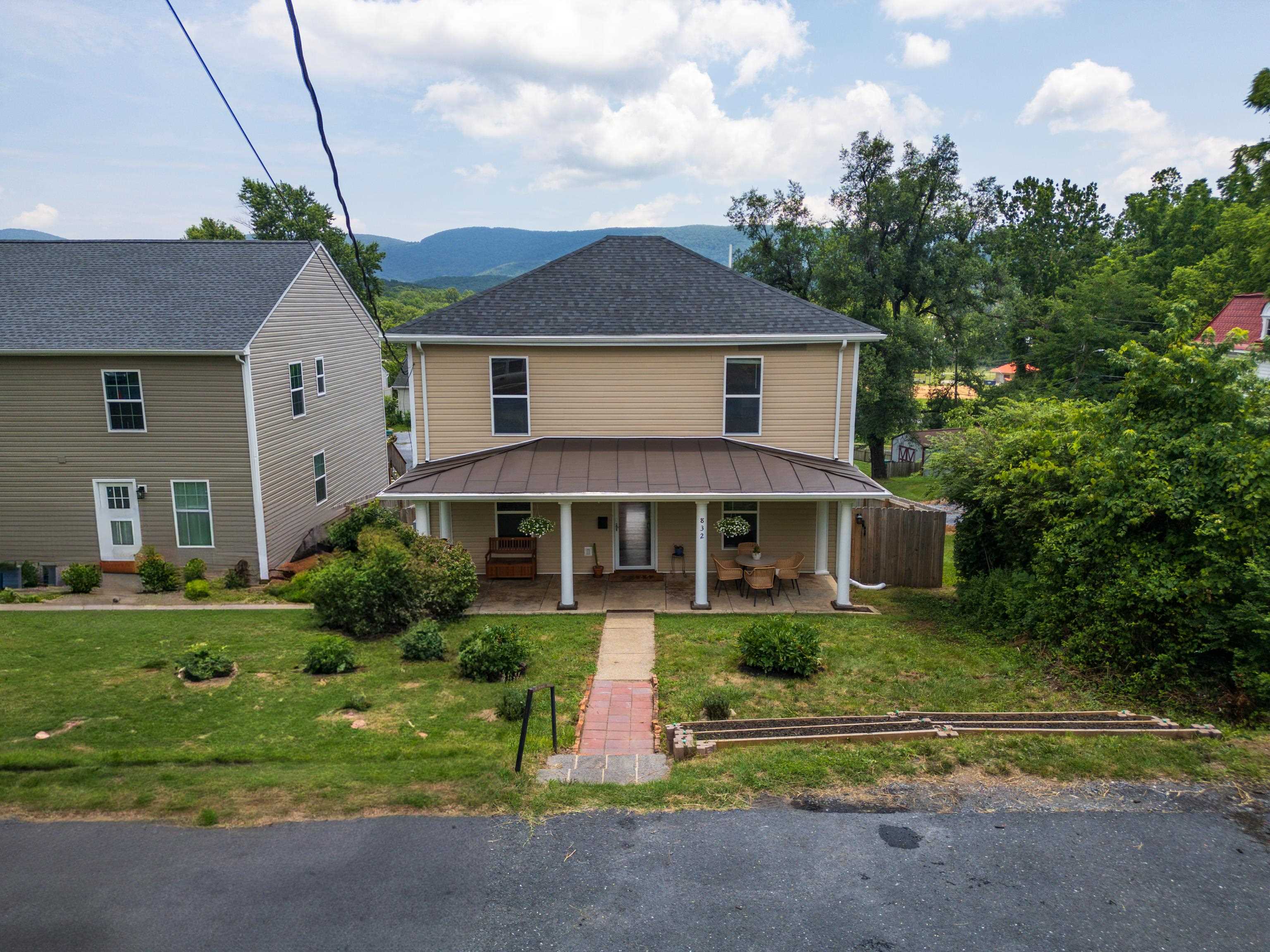 832 GRAYSON AVE, WAYNESBORO, Virginia 22980, 4 Bedrooms Bedrooms, ,2 BathroomsBathrooms,Residential,832 GRAYSON AVE,666723 MLS # 666723