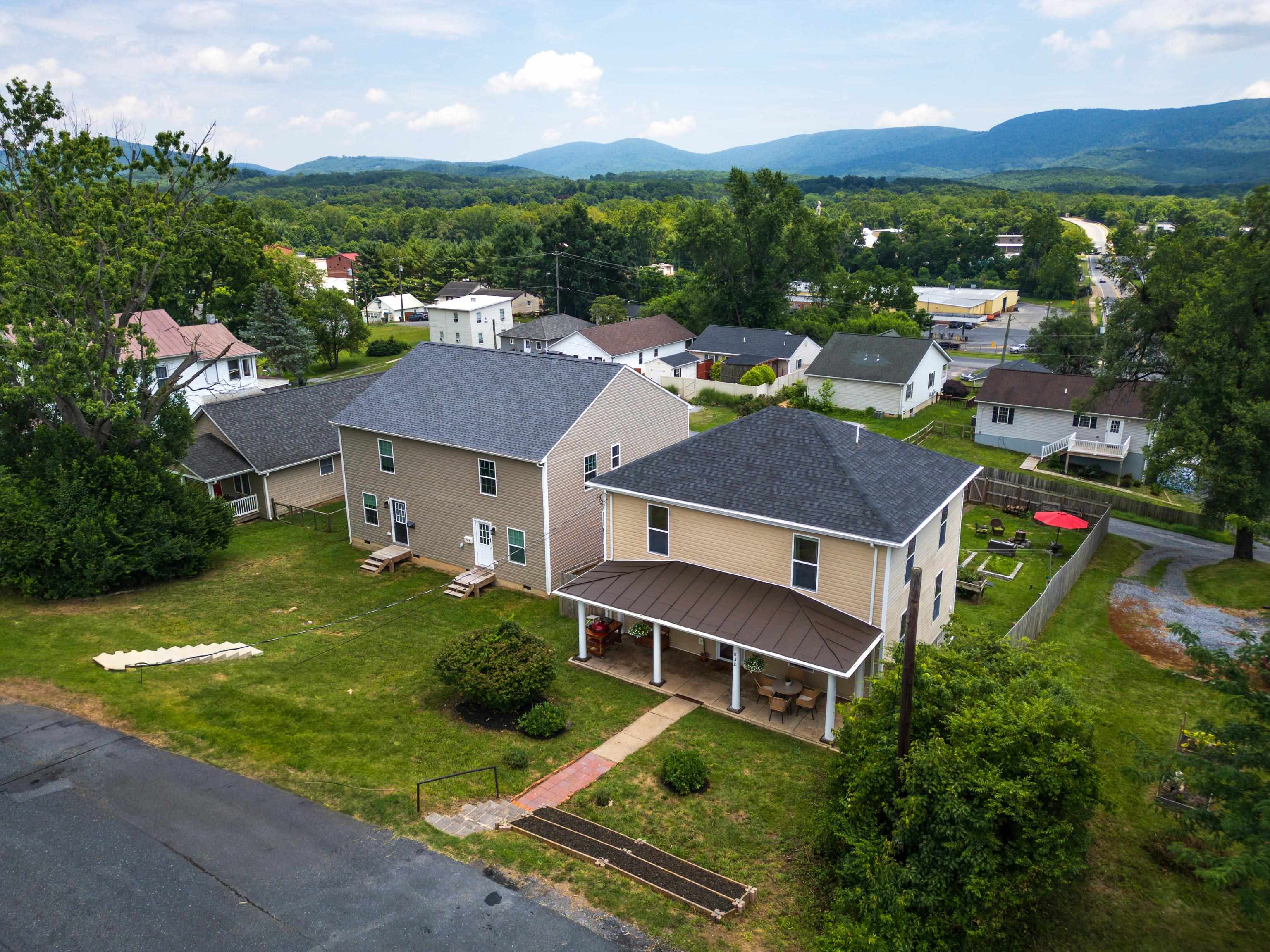 832 GRAYSON AVE, WAYNESBORO, Virginia 22980, 4 Bedrooms Bedrooms, ,2 BathroomsBathrooms,Residential,832 GRAYSON AVE,666723 MLS # 666723