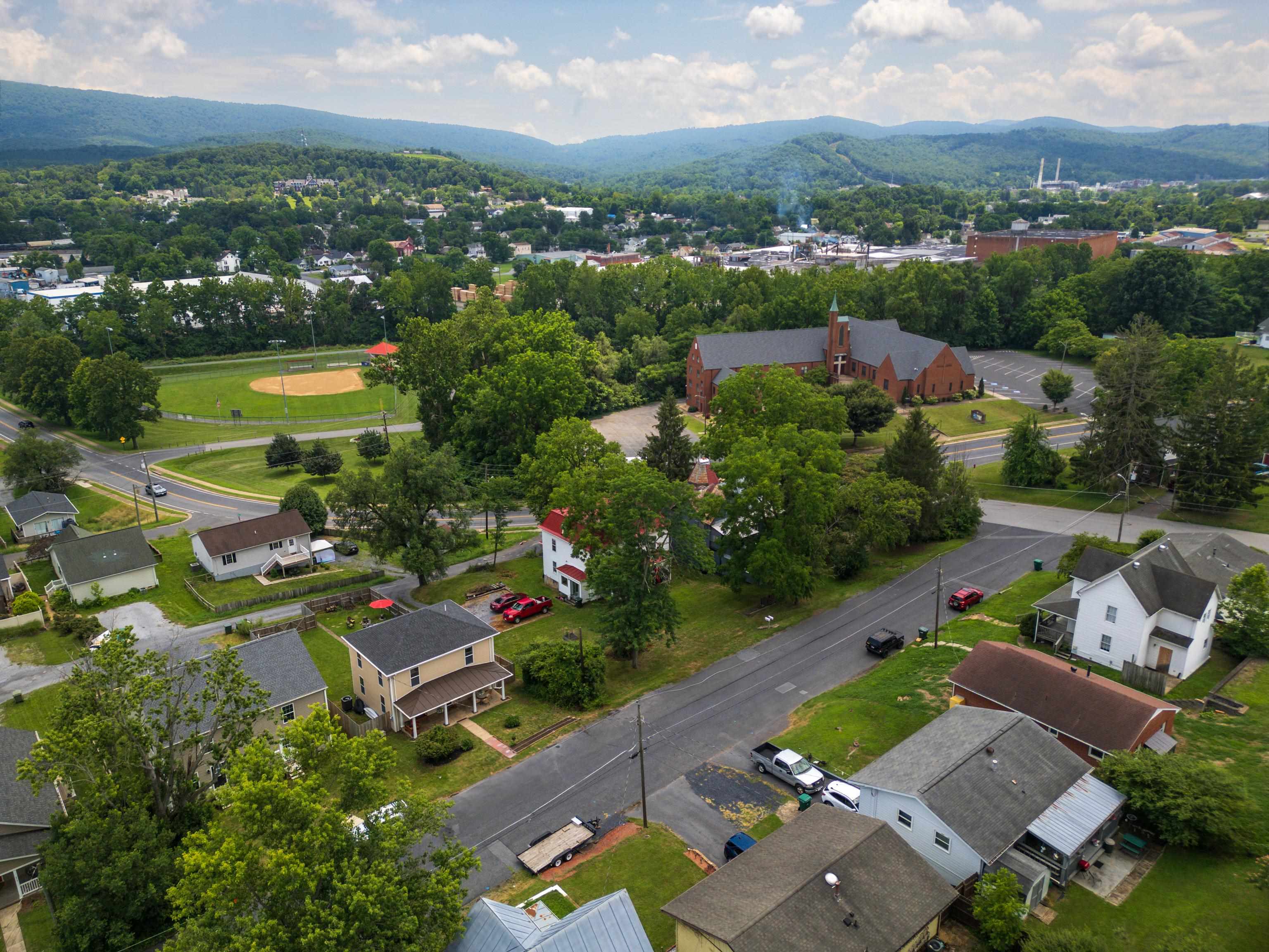 832 GRAYSON AVE, WAYNESBORO, Virginia 22980, 4 Bedrooms Bedrooms, ,2 BathroomsBathrooms,Residential,832 GRAYSON AVE,666723 MLS # 666723