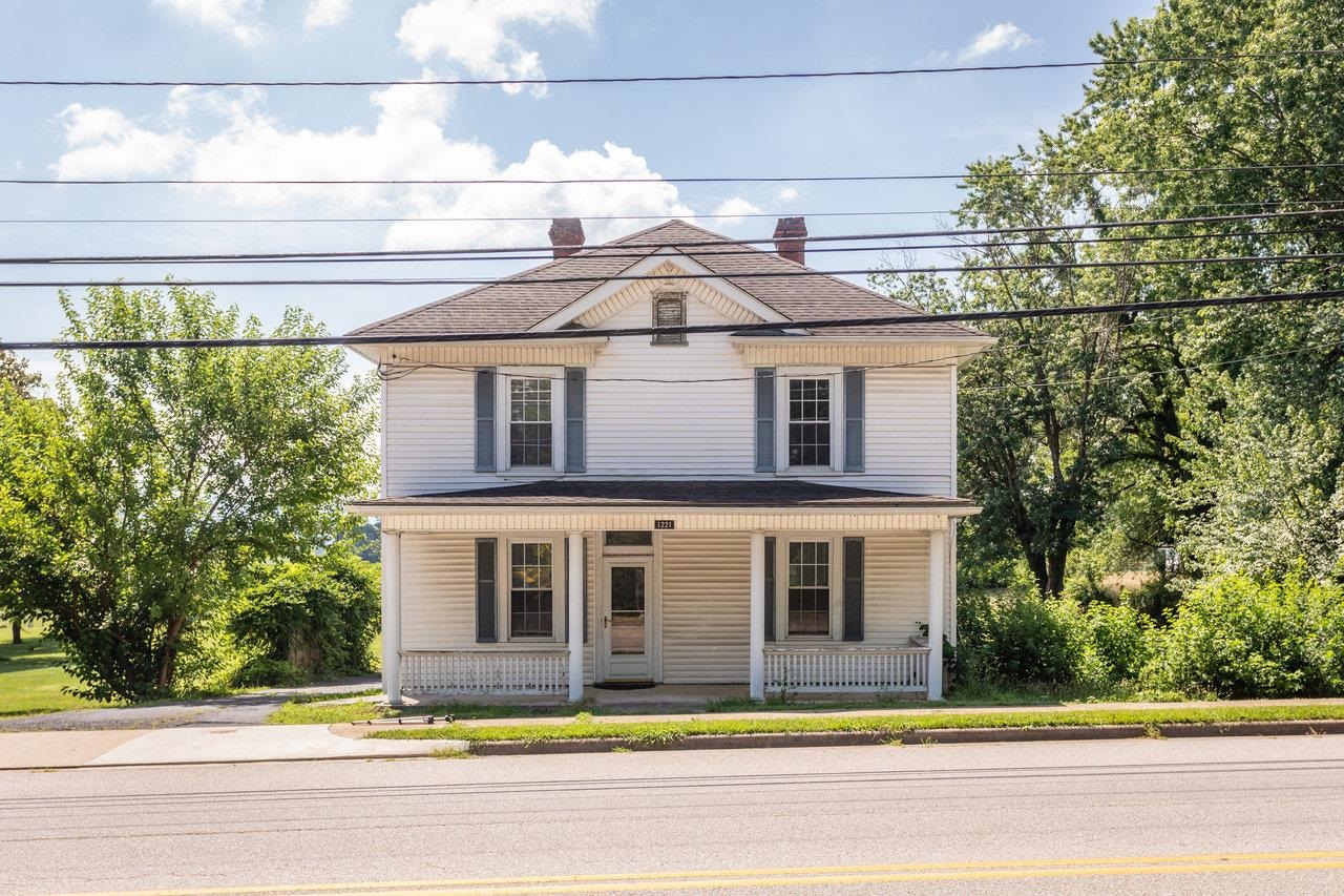 1221 KEEZLETOWN RD, WEYERS CAVE, Virginia 24486, 3 Bedrooms Bedrooms, ,1 BathroomBathrooms,Residential,1221 KEEZLETOWN RD,666733 MLS # 666733