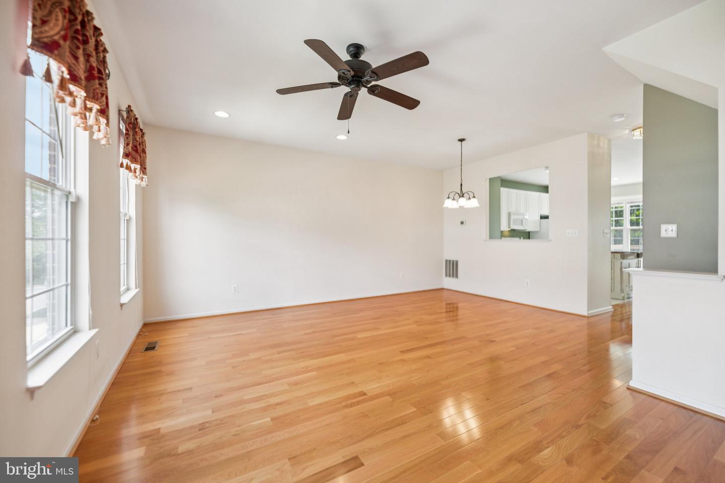 45507 TRAIL RUN TER, STERLING, Virginia 20164, 3 Bedrooms Bedrooms, ,2 BathroomsBathrooms,Residential,For sale,45507 TRAIL RUN TER,VALO2097666 MLS # VALO2097666