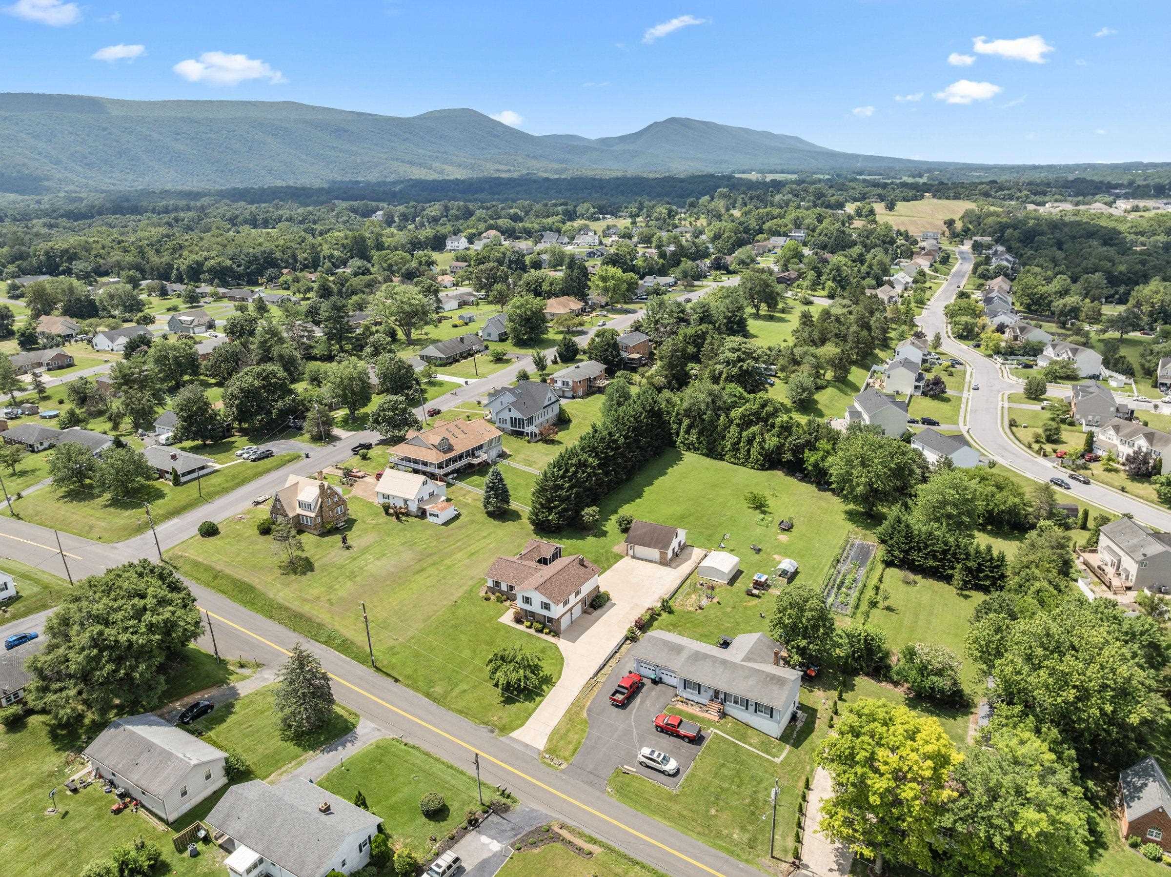 336 HOLLINGSWORTH RD, WOODSTOCK, Virginia 22664, 4 Bedrooms Bedrooms, ,2 BathroomsBathrooms,Residential,336 HOLLINGSWORTH RD,666765 MLS # 666765