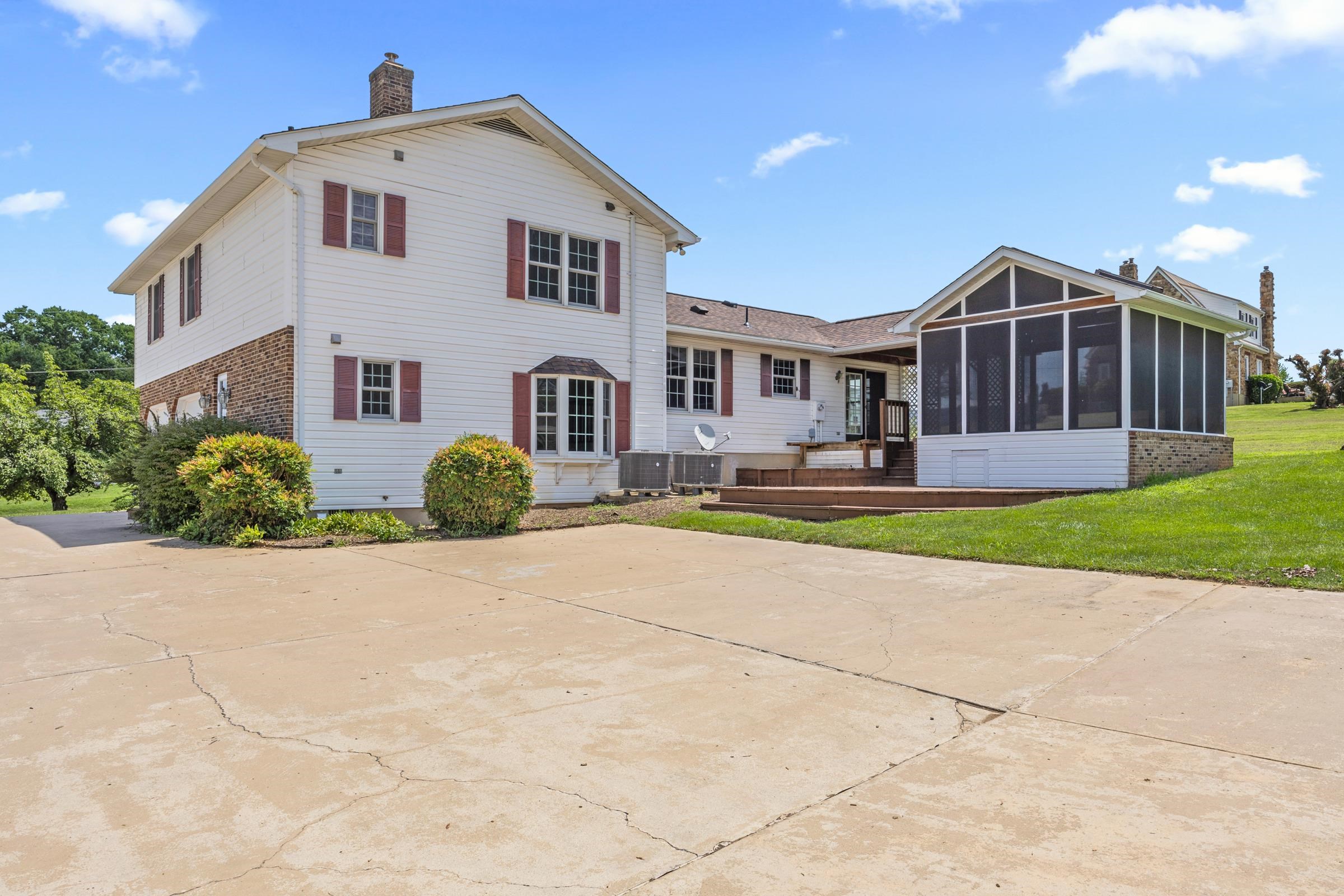 336 HOLLINGSWORTH RD, WOODSTOCK, Virginia 22664, 4 Bedrooms Bedrooms, ,2 BathroomsBathrooms,Residential,336 HOLLINGSWORTH RD,666765 MLS # 666765