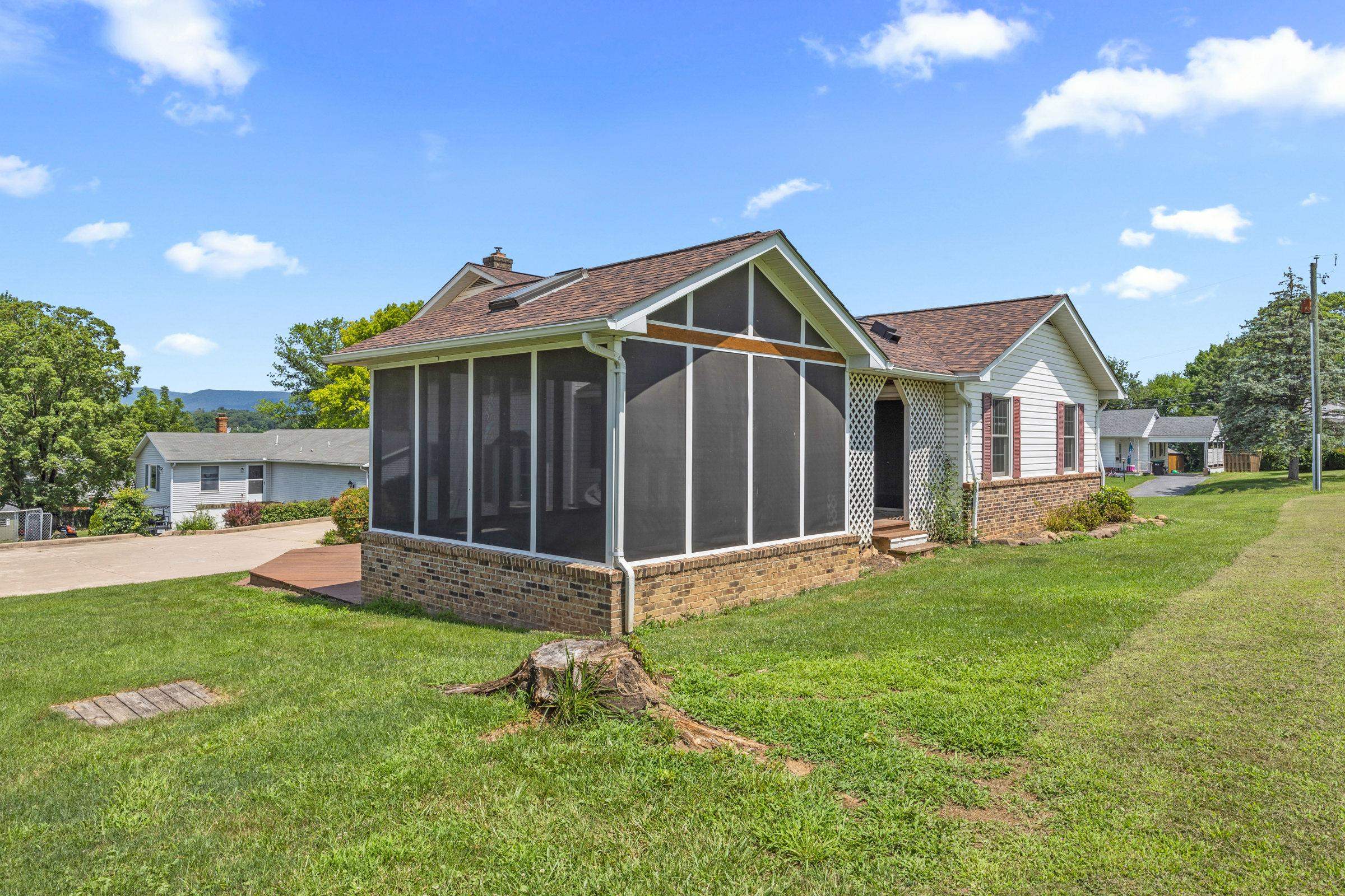 336 HOLLINGSWORTH RD, WOODSTOCK, Virginia 22664, 4 Bedrooms Bedrooms, ,2 BathroomsBathrooms,Residential,336 HOLLINGSWORTH RD,666765 MLS # 666765