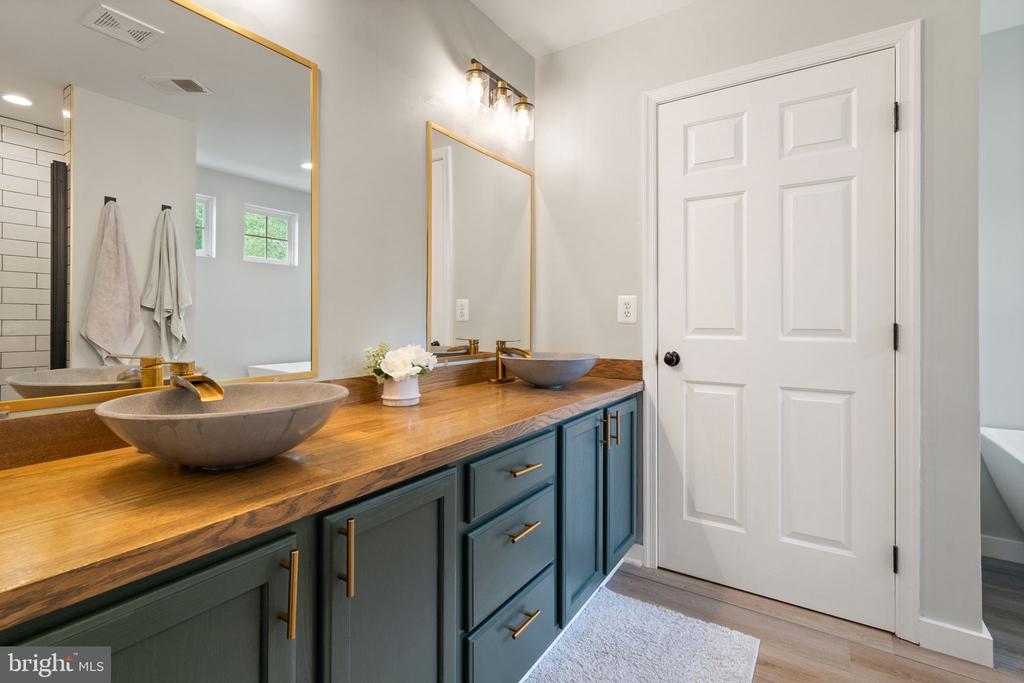 221 CANNON WAY, WARRENTON, Virginia 20186, 5 Bedrooms Bedrooms, ,3 BathroomsBathrooms,Residential,221 CANNON WAY,VAFQ2017340 MLS # VAFQ2017340