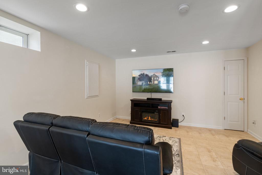 221 CANNON WAY, WARRENTON, Virginia 20186, 5 Bedrooms Bedrooms, ,3 BathroomsBathrooms,Residential,221 CANNON WAY,VAFQ2017340 MLS # VAFQ2017340