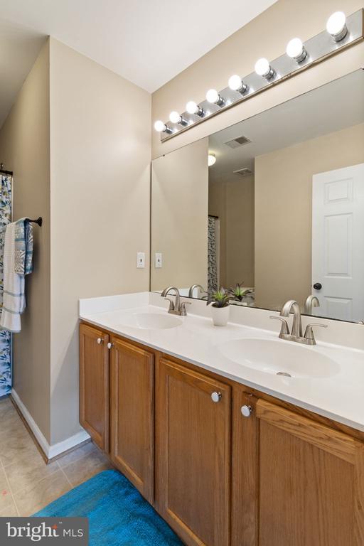 221 CANNON WAY, WARRENTON, Virginia 20186, 5 Bedrooms Bedrooms, ,3 BathroomsBathrooms,Residential,221 CANNON WAY,VAFQ2017340 MLS # VAFQ2017340