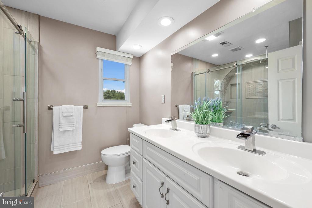 9235 LEES RIDGE RD, WARRENTON, Virginia 20186, 4 Bedrooms Bedrooms, ,2 BathroomsBathrooms,Residential,9235 LEES RIDGE RD,VAFQ2017294 MLS # VAFQ2017294