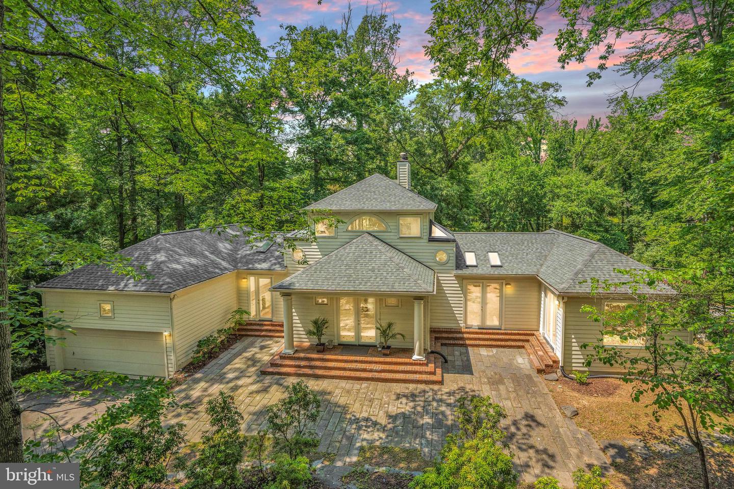 926 SAIGON RD, MCLEAN, Virginia 22102, 5 Bedrooms Bedrooms, ,5 BathroomsBathrooms,Residential,For sale,926 SAIGON RD,VAFX2252944 MLS # VAFX2252944