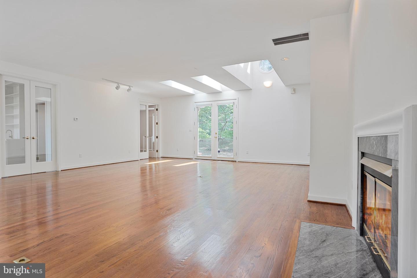 926 SAIGON RD, MCLEAN, Virginia 22102, 5 Bedrooms Bedrooms, ,5 BathroomsBathrooms,Residential,For sale,926 SAIGON RD,VAFX2252944 MLS # VAFX2252944
