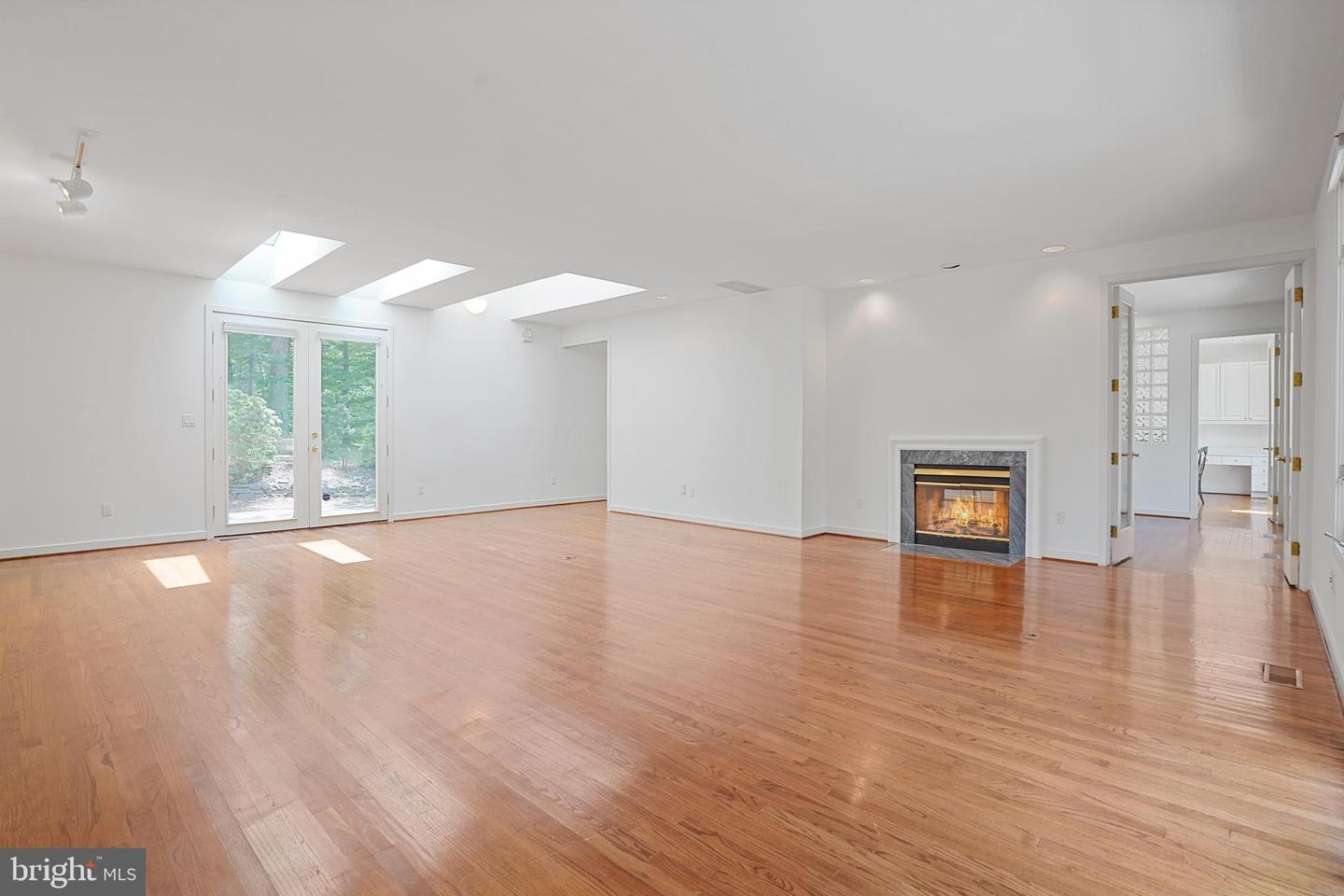 926 SAIGON RD, MCLEAN, Virginia 22102, 5 Bedrooms Bedrooms, ,5 BathroomsBathrooms,Residential,For sale,926 SAIGON RD,VAFX2252944 MLS # VAFX2252944