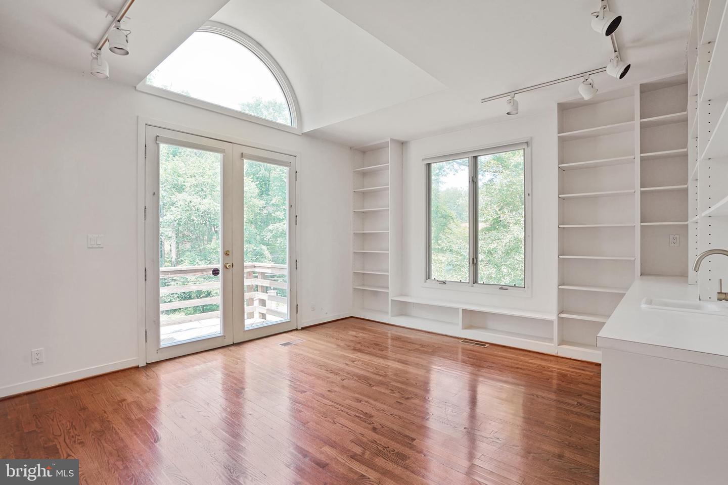 926 SAIGON RD, MCLEAN, Virginia 22102, 5 Bedrooms Bedrooms, ,5 BathroomsBathrooms,Residential,For sale,926 SAIGON RD,VAFX2252944 MLS # VAFX2252944