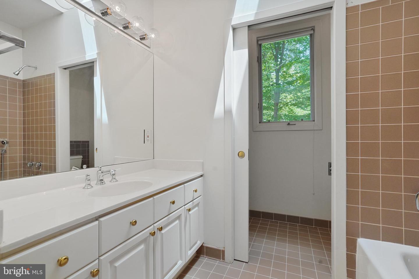 926 SAIGON RD, MCLEAN, Virginia 22102, 5 Bedrooms Bedrooms, ,5 BathroomsBathrooms,Residential,For sale,926 SAIGON RD,VAFX2252944 MLS # VAFX2252944