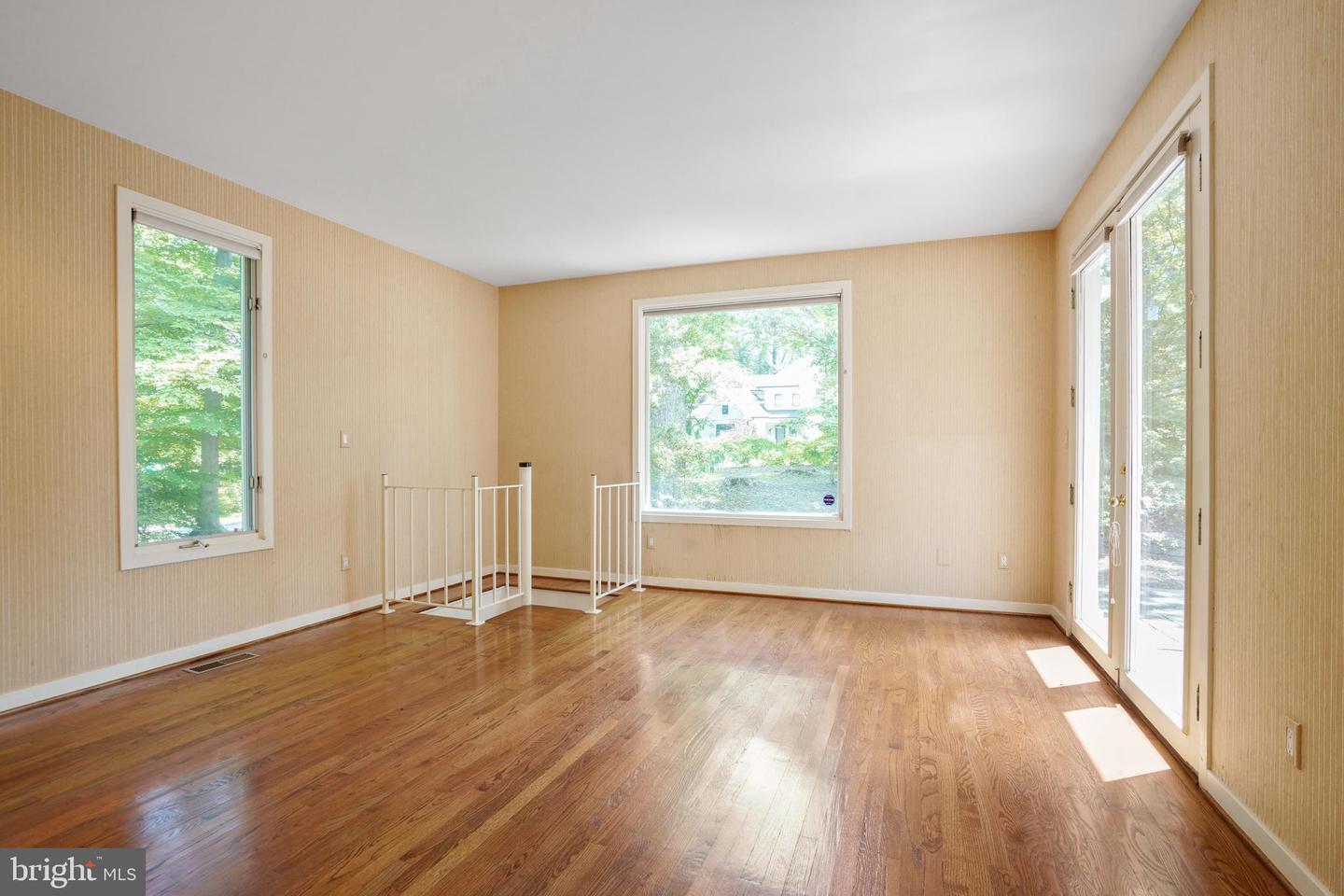 926 SAIGON RD, MCLEAN, Virginia 22102, 5 Bedrooms Bedrooms, ,5 BathroomsBathrooms,Residential,For sale,926 SAIGON RD,VAFX2252944 MLS # VAFX2252944