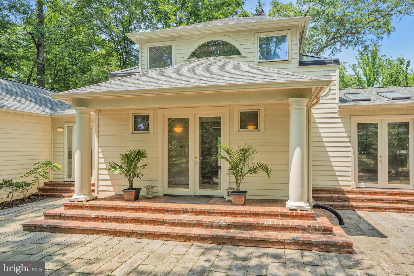 926 SAIGON RD, MCLEAN, Virginia 22102, 5 Bedrooms Bedrooms, ,5 BathroomsBathrooms,Residential,For sale,926 SAIGON RD,VAFX2252944 MLS # VAFX2252944