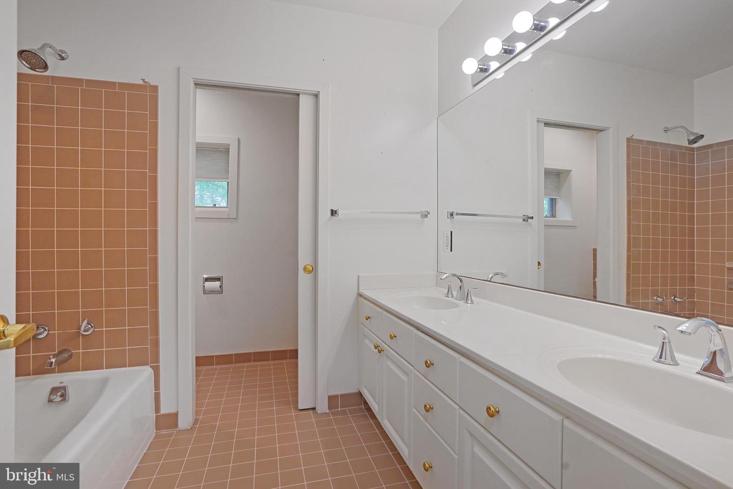 926 SAIGON RD, MCLEAN, Virginia 22102, 5 Bedrooms Bedrooms, ,5 BathroomsBathrooms,Residential,For sale,926 SAIGON RD,VAFX2252944 MLS # VAFX2252944