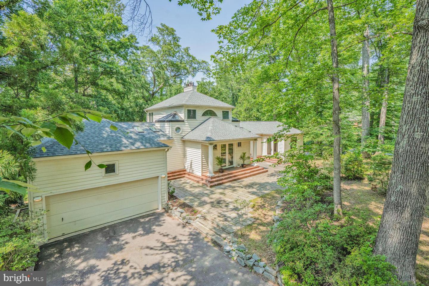 926 SAIGON RD, MCLEAN, Virginia 22102, 5 Bedrooms Bedrooms, ,5 BathroomsBathrooms,Residential,For sale,926 SAIGON RD,VAFX2252944 MLS # VAFX2252944