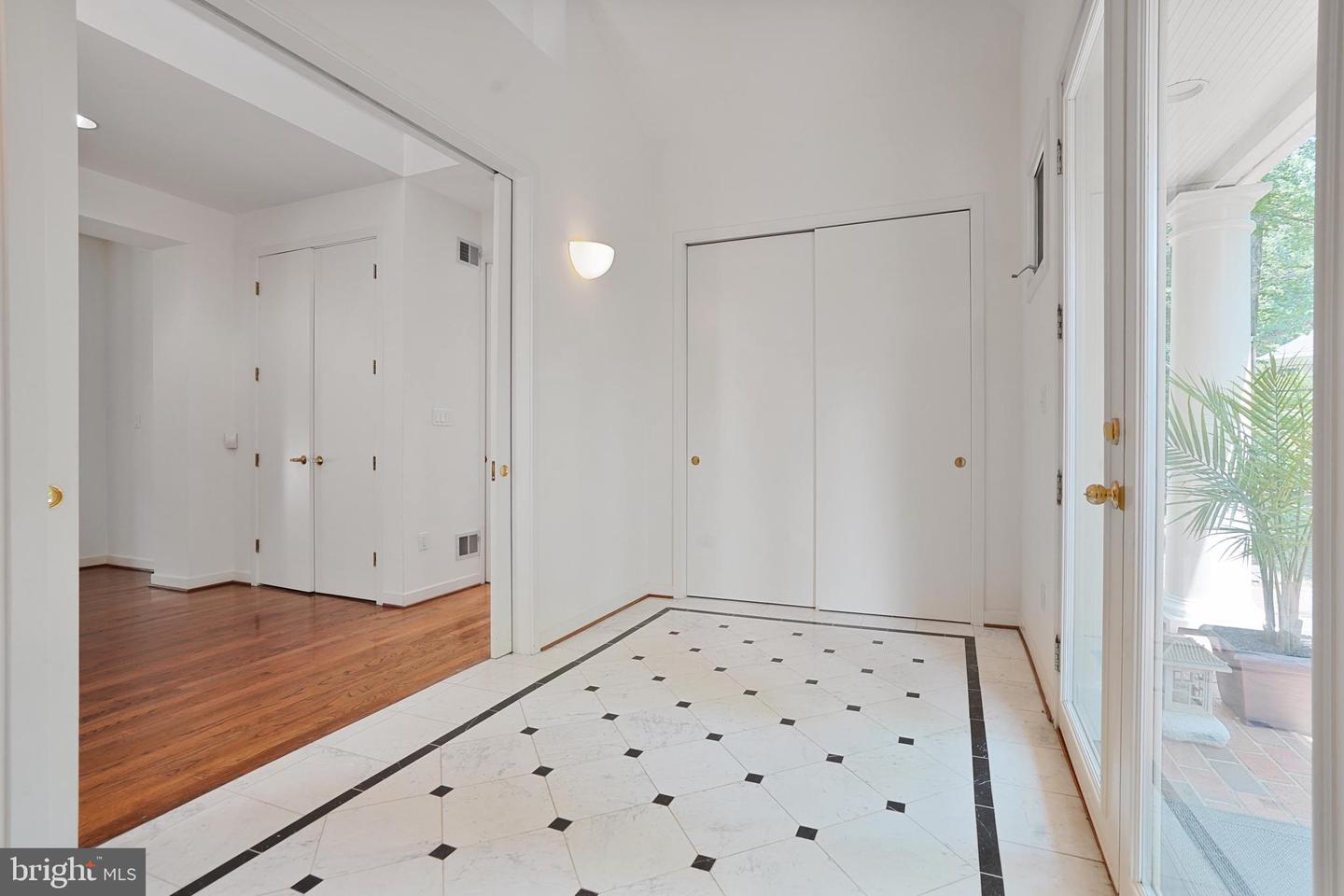 926 SAIGON RD, MCLEAN, Virginia 22102, 5 Bedrooms Bedrooms, ,5 BathroomsBathrooms,Residential,For sale,926 SAIGON RD,VAFX2252944 MLS # VAFX2252944