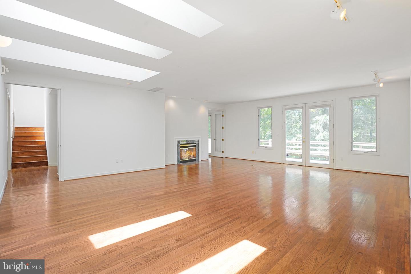926 SAIGON RD, MCLEAN, Virginia 22102, 5 Bedrooms Bedrooms, ,5 BathroomsBathrooms,Residential,For sale,926 SAIGON RD,VAFX2252944 MLS # VAFX2252944