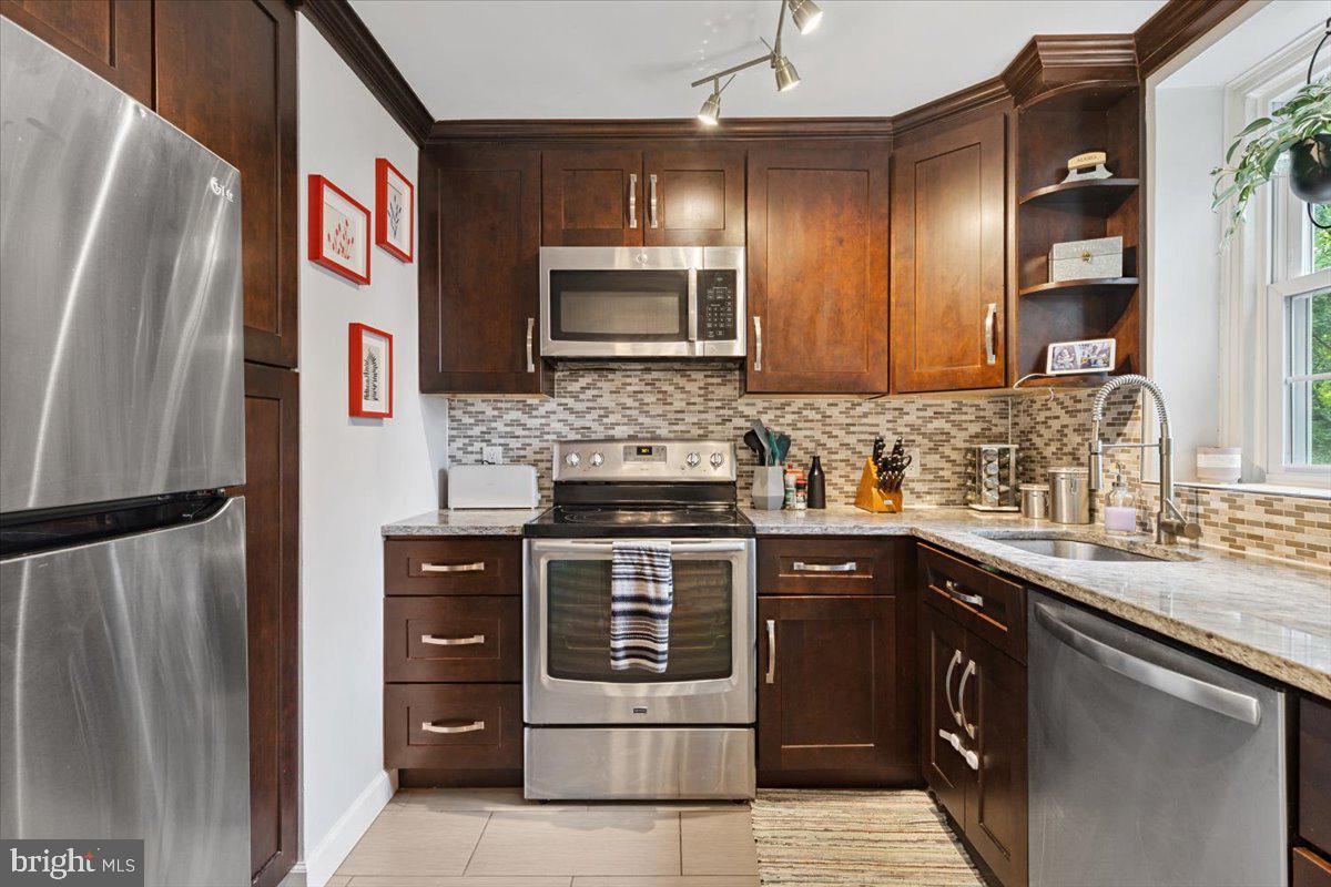 3046 S BUCHANAN ST #B2, ARLINGTON, Virginia 22206, 2 Bedrooms Bedrooms, ,1 BathroomBathrooms,Residential,For sale,3046 S BUCHANAN ST #B2,VAAR2060112 MLS # VAAR2060112