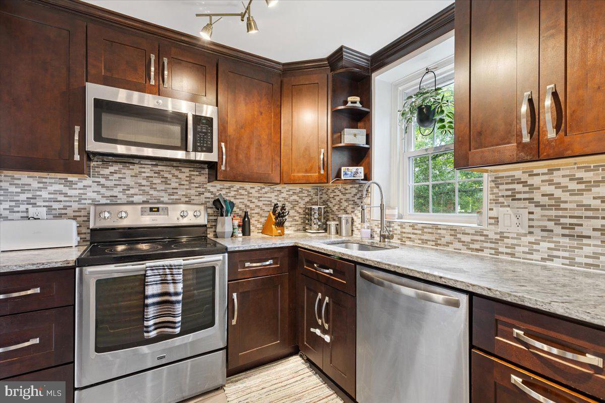 3046 S BUCHANAN ST #B2, ARLINGTON, Virginia 22206, 2 Bedrooms Bedrooms, ,1 BathroomBathrooms,Residential,For sale,3046 S BUCHANAN ST #B2,VAAR2060112 MLS # VAAR2060112